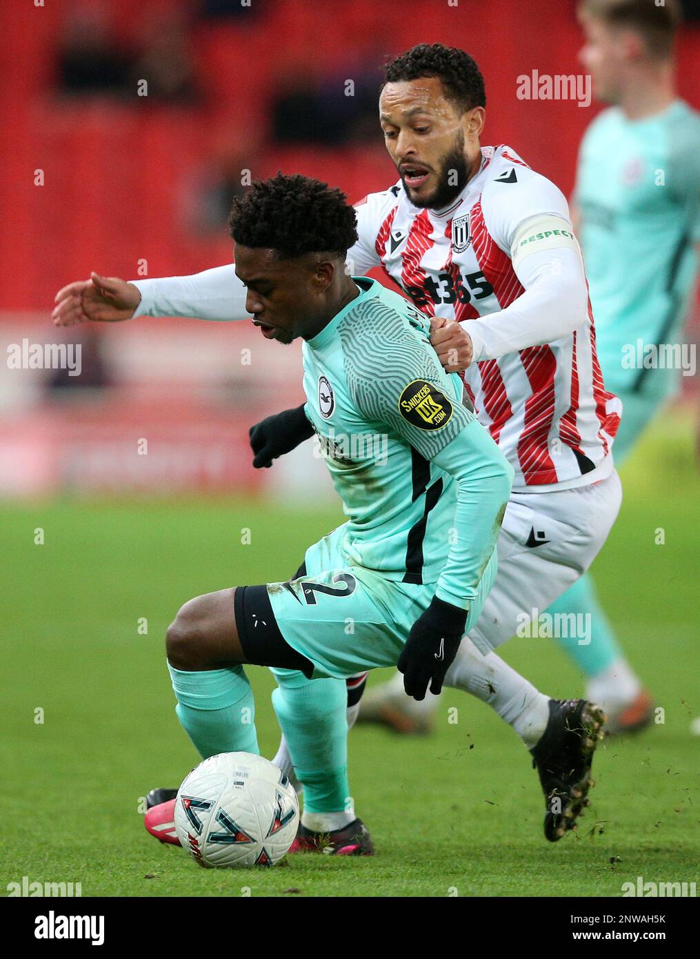 Tariq Lamptey di Brighton e Hove Albion (a sinistra) e Lewis Baker di Stoke City si battono per la palla durante la partita della Emirates fa Cup al quinto round dello stadio bet365 di Stoke-on-Trent. Data immagine: Martedì 28 febbraio 2023. Foto Stock