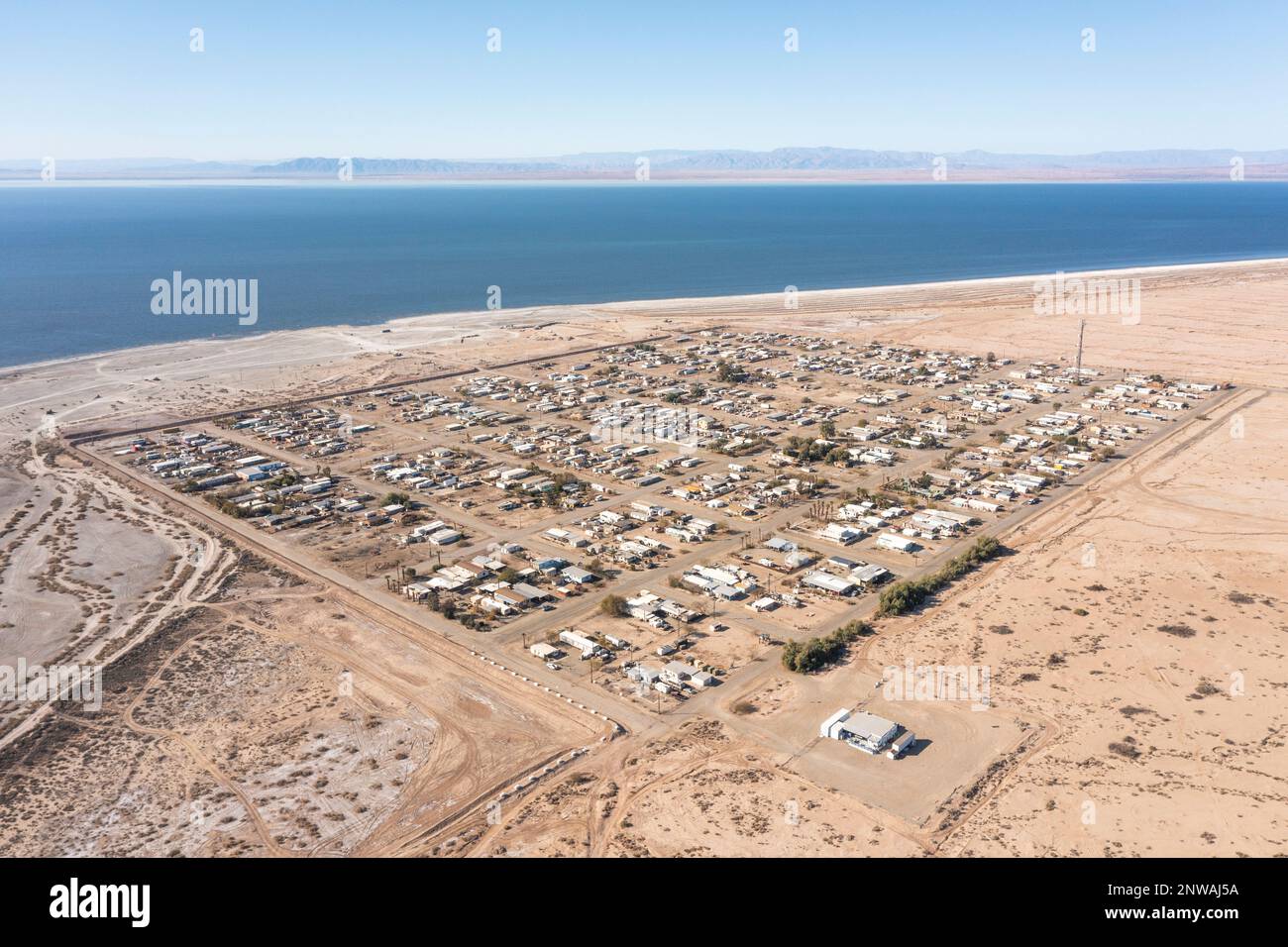 Una vista aerea di Bombay Beach, una comunità impoverita sulla costa orientale del Mar di Salton, in California, colpito dalla siccità. Foto Stock