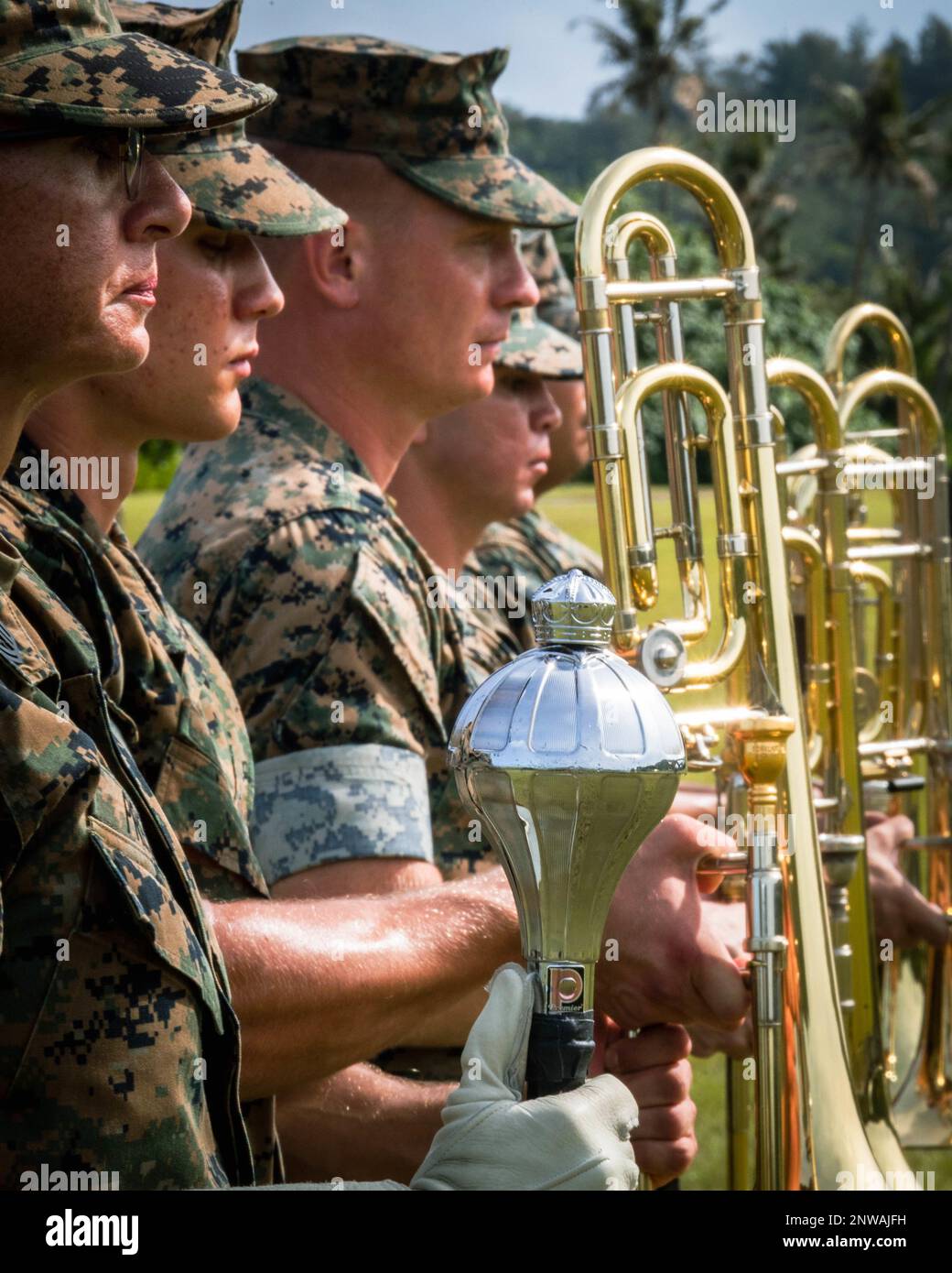 STATI UNITI I Marines con le forze marine Pacific Band stanno in formazione durante la riattivazione e la cerimonia di denominazione della base del corpo dei Marine Camp Blaz ad Asan Beach, National Historical Park, Asan, Guam, il 26 gennaio 2023. La cerimonia ha riconosciuto ufficialmente l'attivazione e la denominazione di Naval Support Activity, MCB Camp Blaz dopo la disattivazione di Marine Barracks Guam il 10 novembre 1992. MCB Camp Blaz è stato attivato amministrativamente il 1 ottobre 2020. È la prima base di recente costruzione per il corpo Marino dal 1952 e servirà come simbolo duraturo della continua collaborazione tra il corpo Marino e Th Foto Stock