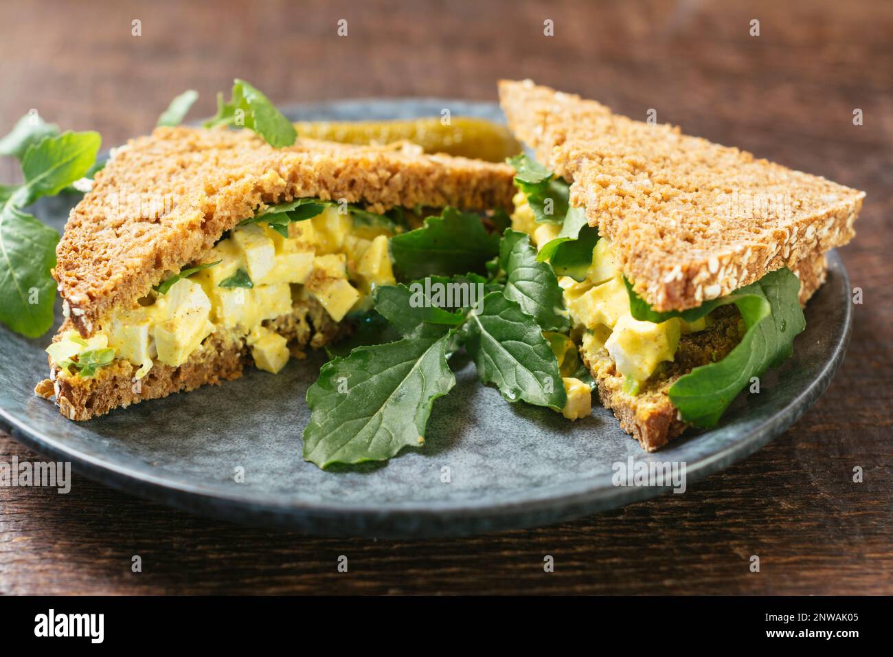 Sandwich di insalata tofu fatto in casa con pane integrale Foto Stock