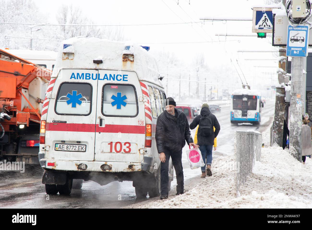 Ucraina Dnipro 27.12.2021 - ambulanza sulla strada in inverno nella neve, vecchia ambulanza arrugginita nel centro della città nella neve in inverno sul ro Foto Stock
