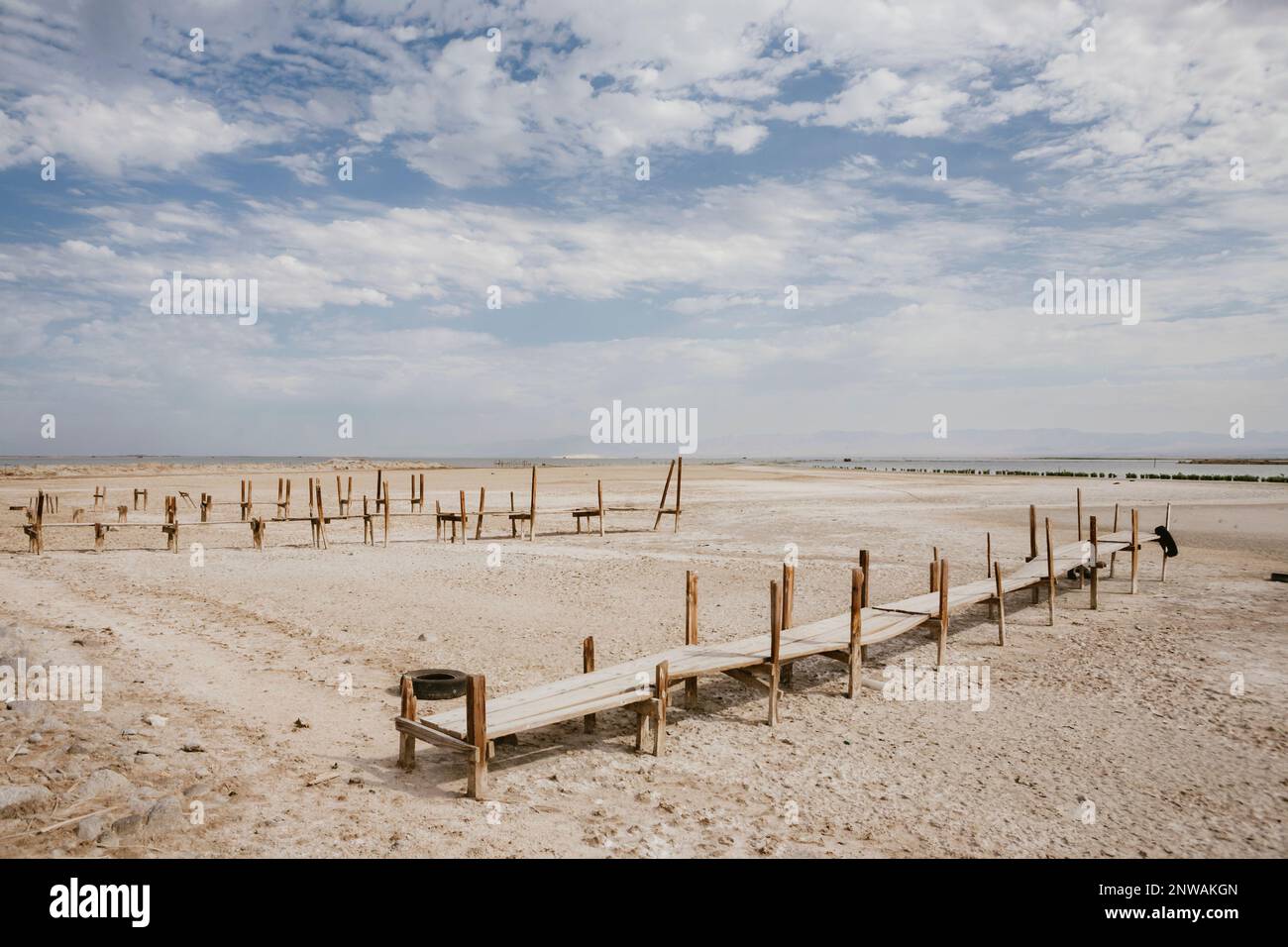 Mentre il mare di Salton si asciuga in mezzo alla siccità persistente e al restringimento degli afflussi, i vecchi moli ora si trovano sulla terra asciutta, lontano dal bordo dell'acqua. Foto Stock