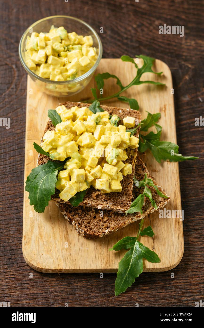 Sandwich di insalata tofu fatto in casa con pane integrale Foto Stock