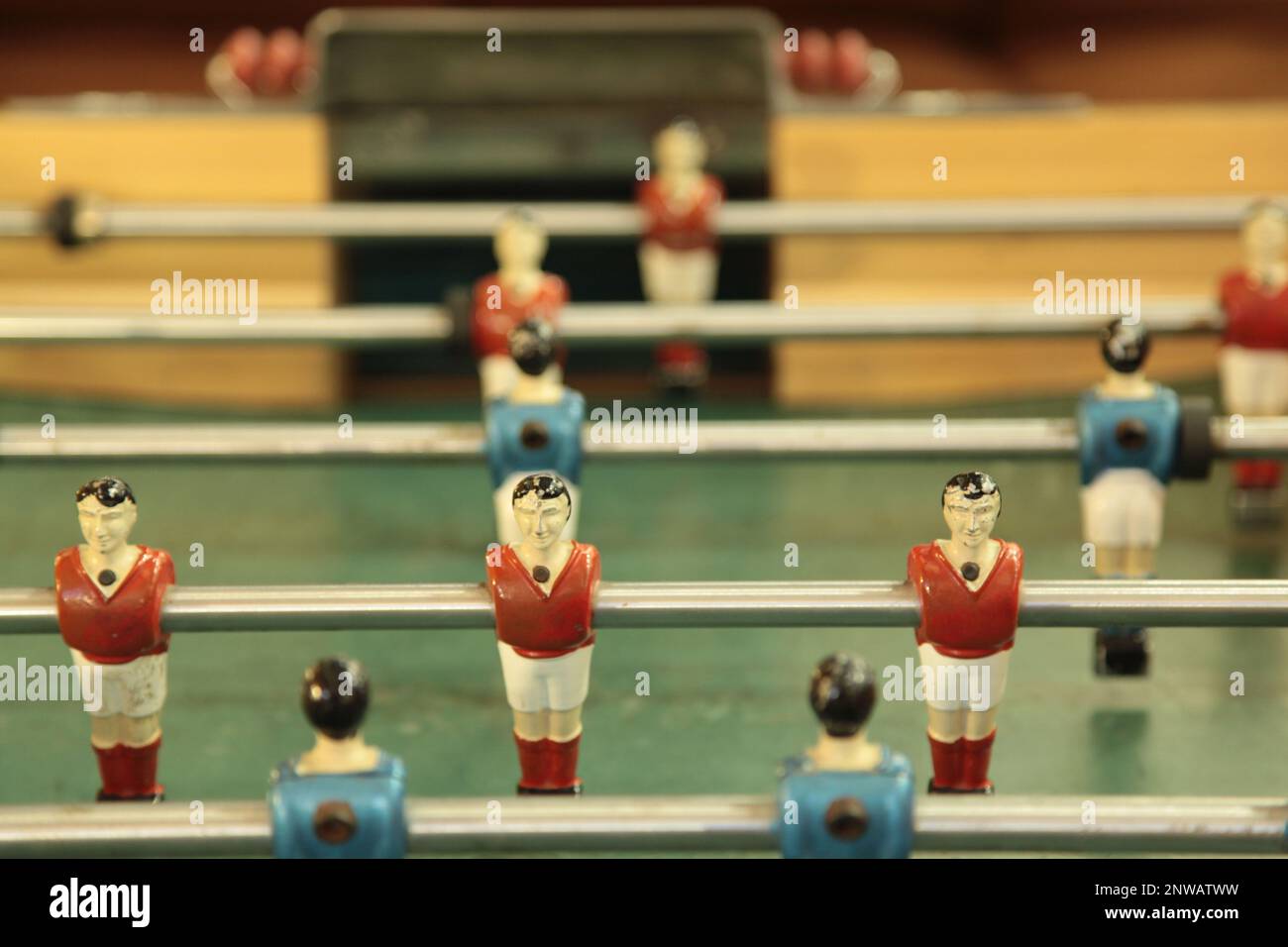 Il calcio da tavolo, comunemente chiamato fuzboll o foosball (come nel tedesco Fußball 'calcio') e talvolta calcio da tavolo, è un gioco da tavolo che è loos Foto Stock