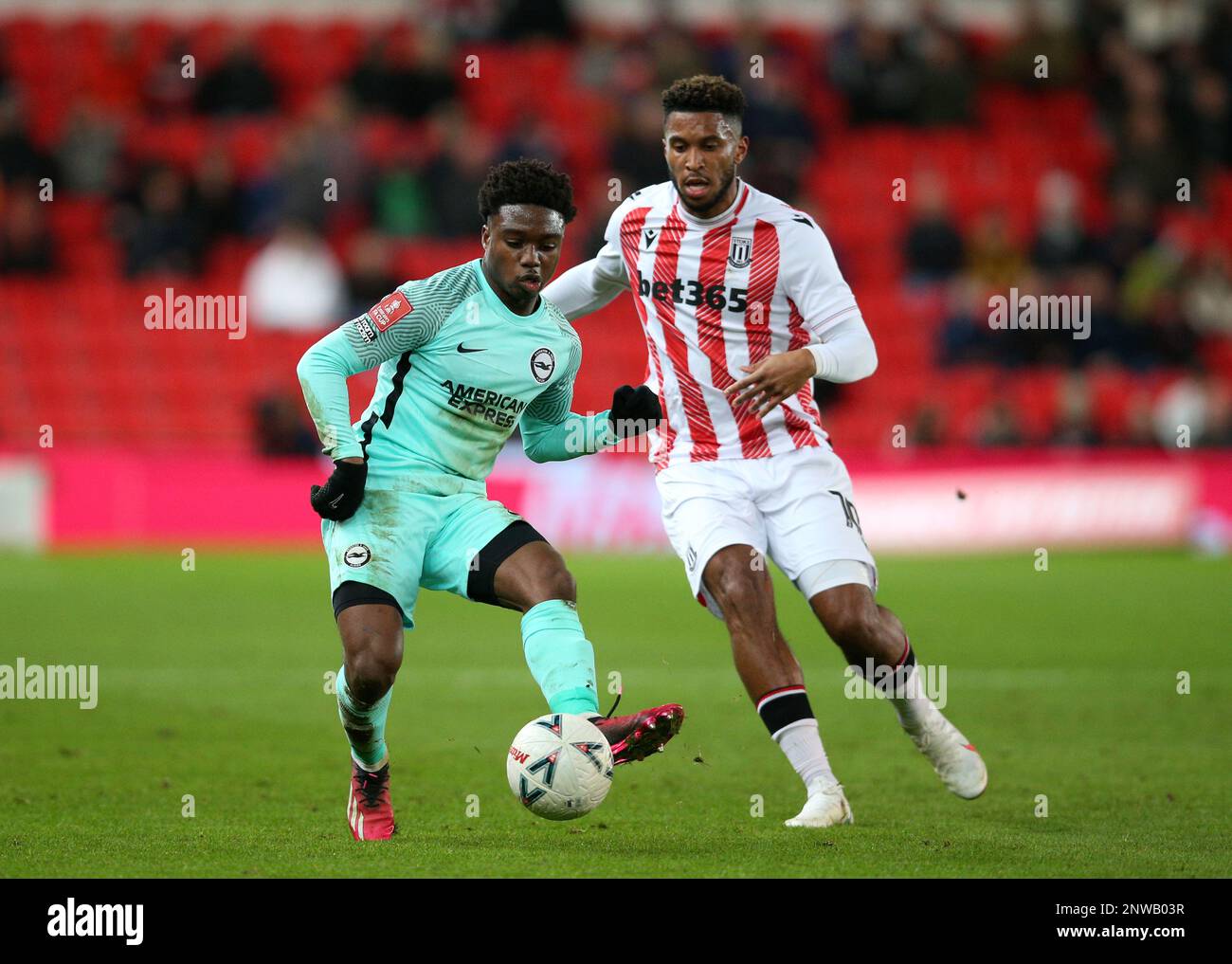 Tariq Lamptey di Brighton e Hove Albion (a sinistra) e Tyrese Campbell di Stoke City si battono per la palla durante la partita della fa Cup Emirates al bet365 Stadium, Stoke-on-Trent. Data immagine: Martedì 28 febbraio 2023. Foto Stock