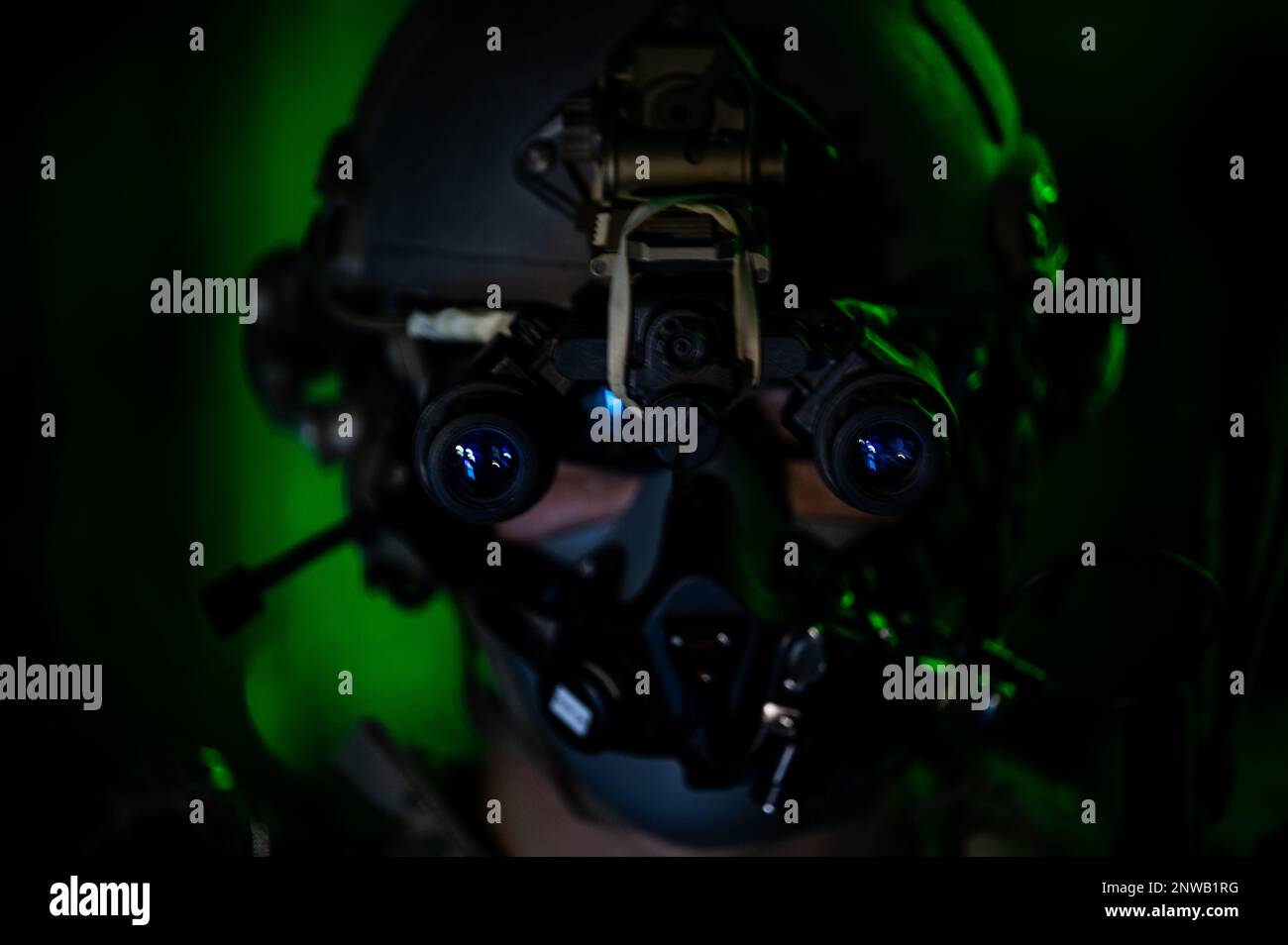 Gli operatori speciali di tattica conducono le camminate di addestramento di caduta libera militare su un re II di combattimento di HC-130J assegnato allo squadrone di salvataggio 79th all'AFB di Davis-Monthan, Arizona, 27 gennaio 2023. La 24th Special Operations Wing è la forza di integrazione tattica tra le zone aeree di SOCOM e la forza di terra delle operazioni speciali dell'Air Force per consentire l'accesso globale, lo sciopero di precisione, il recupero del personale e la chirurgia sul campo di battaglia. Foto Stock