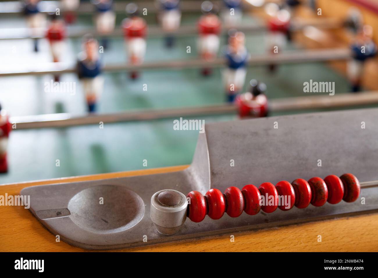 Il calcio da tavolo, comunemente chiamato fuzboll o foosball (come nel tedesco Fußball 'calcio') e talvolta calcio da tavolo, è un gioco da tavolo che è loos Foto Stock