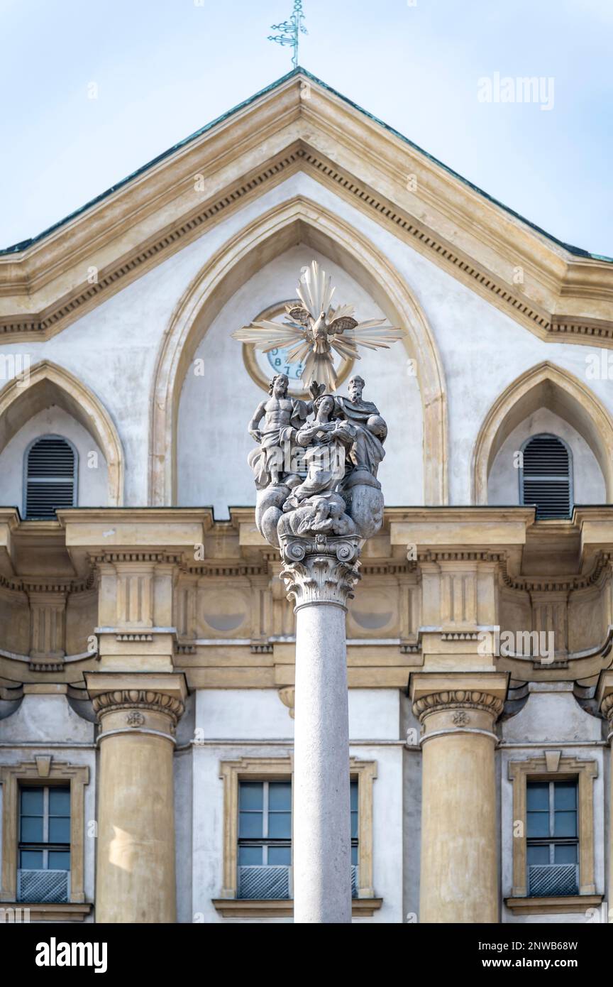 Museo della Scuola Slovena e pilastro di Santa Trinità, Piazza dei Congressi, Lubiana, Slovenia Foto Stock