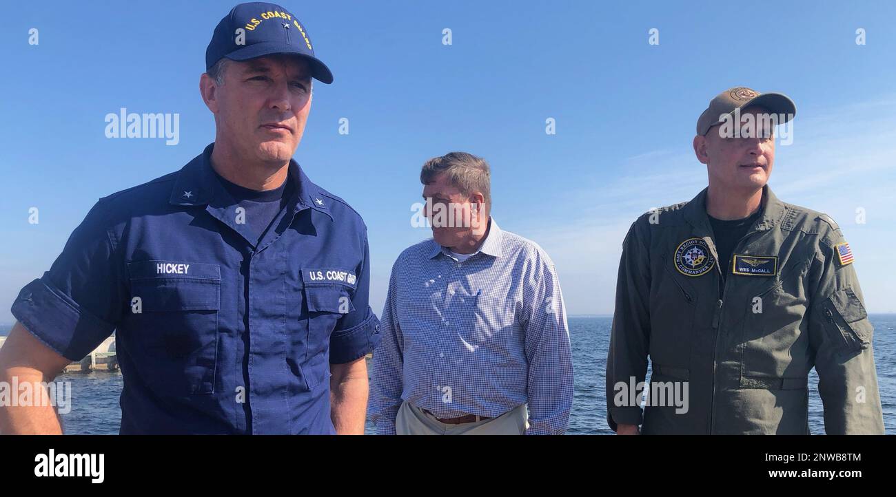 PENSACOLA, Fla. -- STATI UNITI Guardia costiera Direttore della logistica operativa posteriore ADM. Jon Hickey (a sinistra) e Commander, Navy Region Southeast (CNRSE) posteriore ADM. Wesley McCall (a destra) Ascolta un breve sulle capacità della Naval Air Station (NAS) Pensacola Port Operations durante un tour di familiarizzazione della base 18 gennaio. Hickey e McCall hanno ricevuto briefing sulle capacità delle strutture e hanno incontrato la leadership dell'area durante il tour di un giorno di NAS Pensacola. Foto Stock