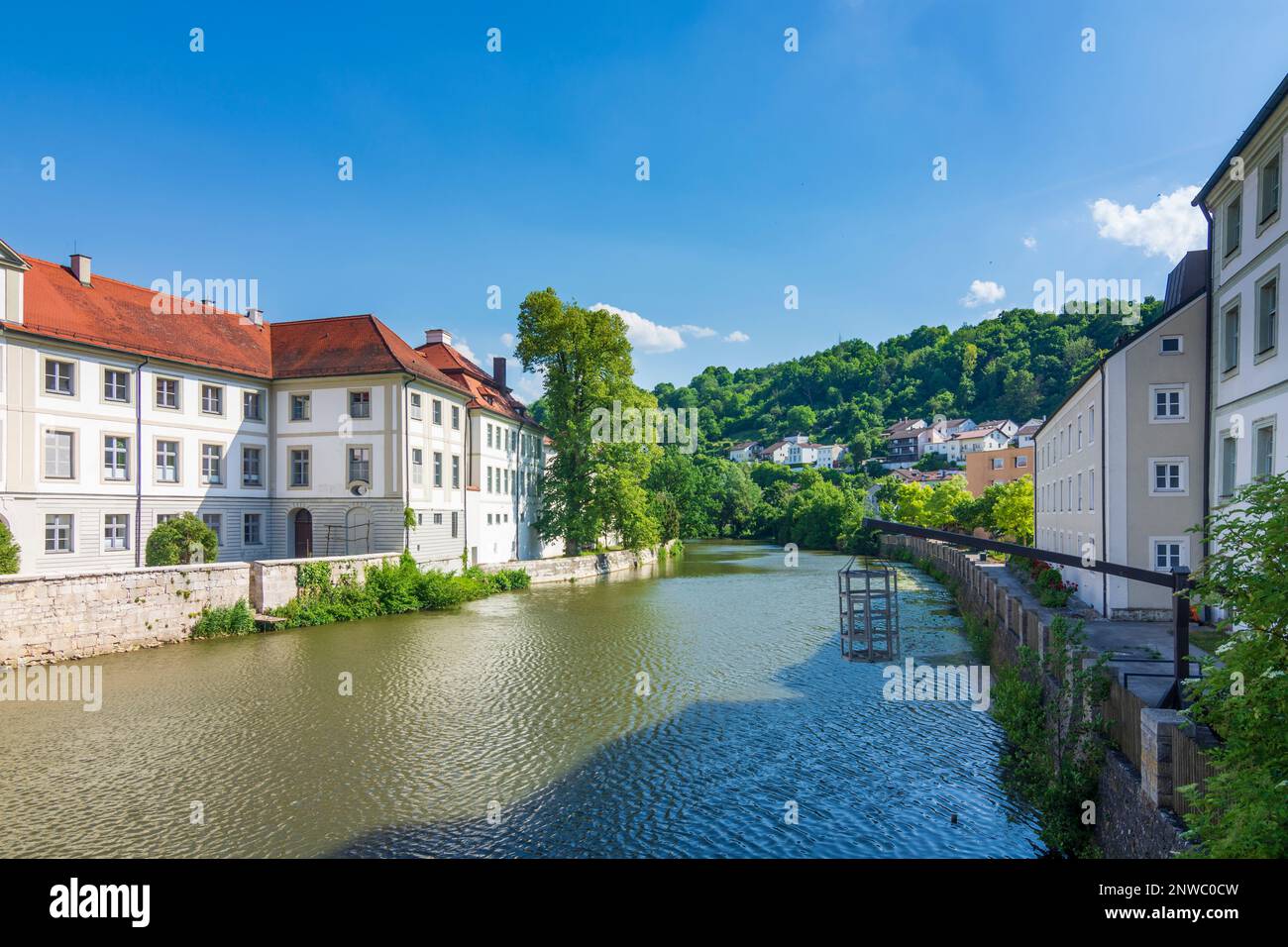 Eichstätt: fiume Altmühl, città vecchia, a destra una replica della storica Prelle (sgabello cucing o sgabello ducking), che è stato utilizzato per eseguire il Bäckers Foto Stock