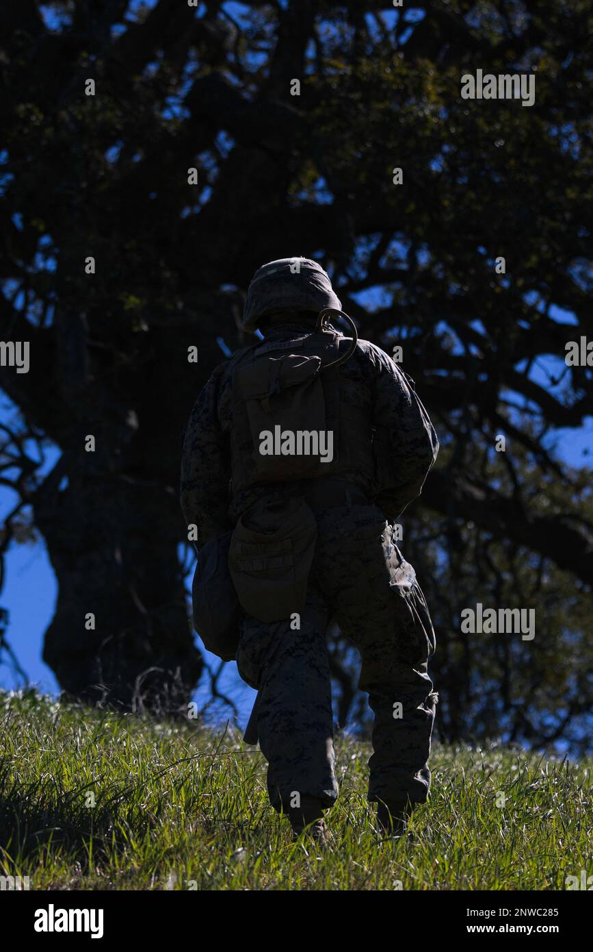 STATI UNITI Julian Torres, un missileman anticarro con Bravo Company, 1st Battaglione di ricognizione ad armatura leggera, 1st Divisione Marina, pattugliamenti durante la competizione annuale di squadra 1st MARDIV su Marine Corps base Camp Pendleton, California, 7 febbraio 2023. Il concorso di una settimana comprende una serie di attività legate al combattimento, progettate per valutare le competenze di ciascuna squadra. Foto Stock