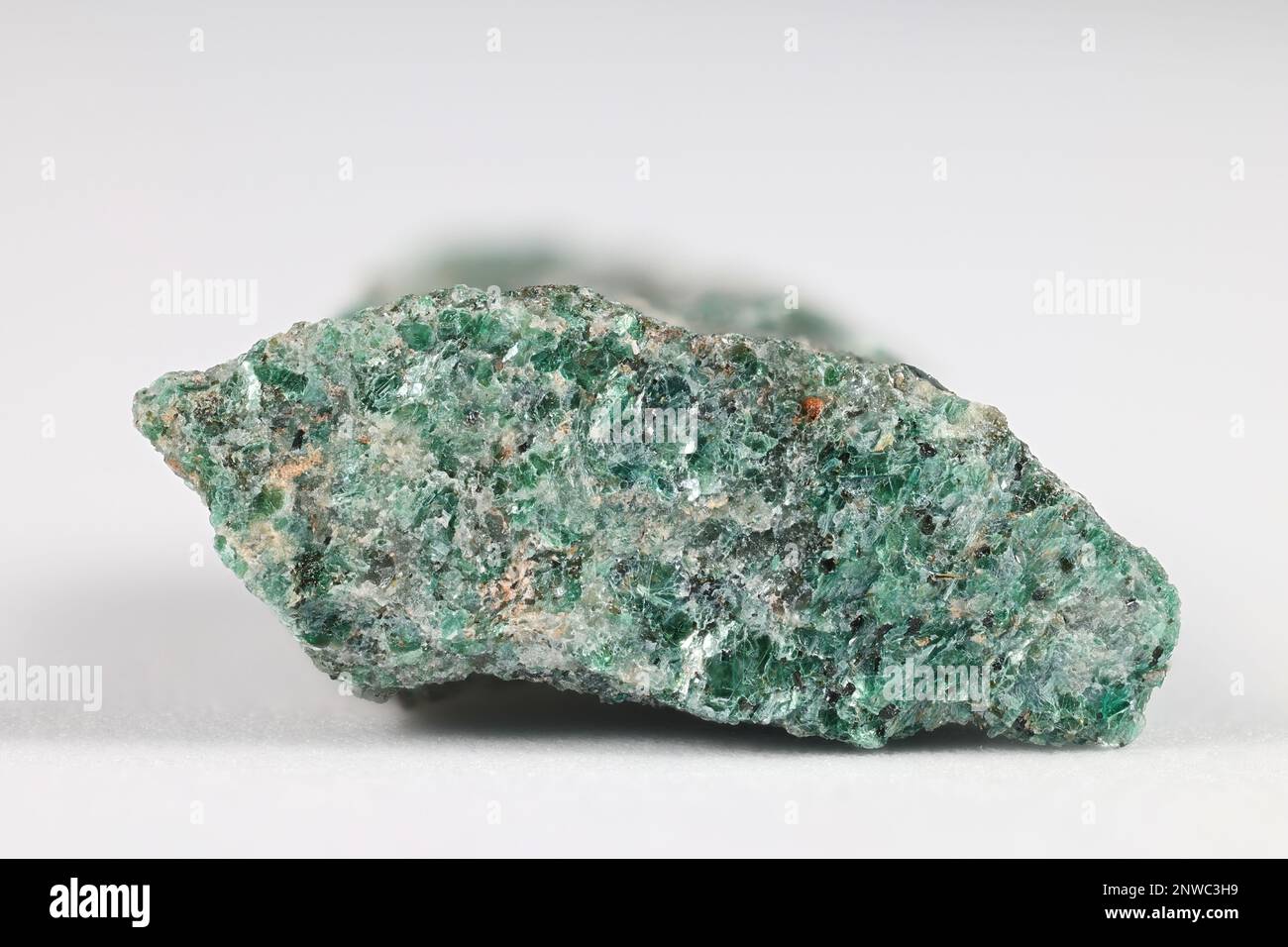 Fuchsite, nota anche come mica cromata, è una varietà ricca di cromo (Cr) della muscovite minerale, appartenente al gruppo mica dei minerali fillosilicati Foto Stock