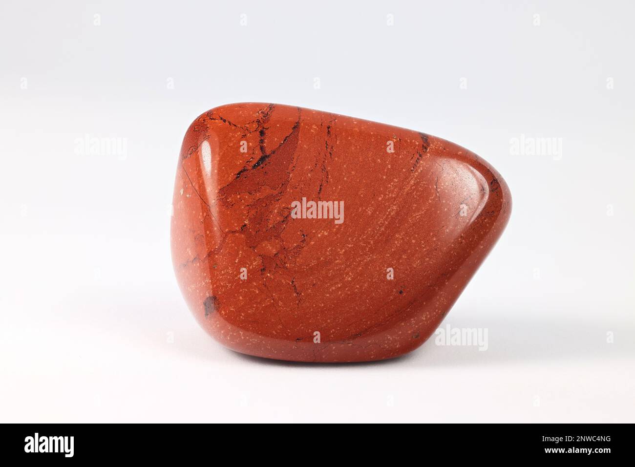 Jasper è una delle molte varietà di pietre preziose di quarzo, il colore rosso è dovuto a inclusioni di ferro. Foto Stock