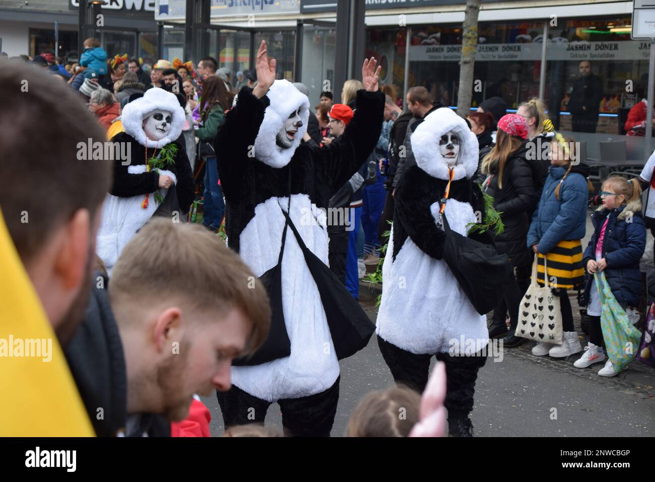 Il carnevale di Eschweiler è una delle parate più lunghe della Renania settentrionale-Vestfalia con la partecipazione di circa 20 club di carnevale ancora attivi. Foto Stock