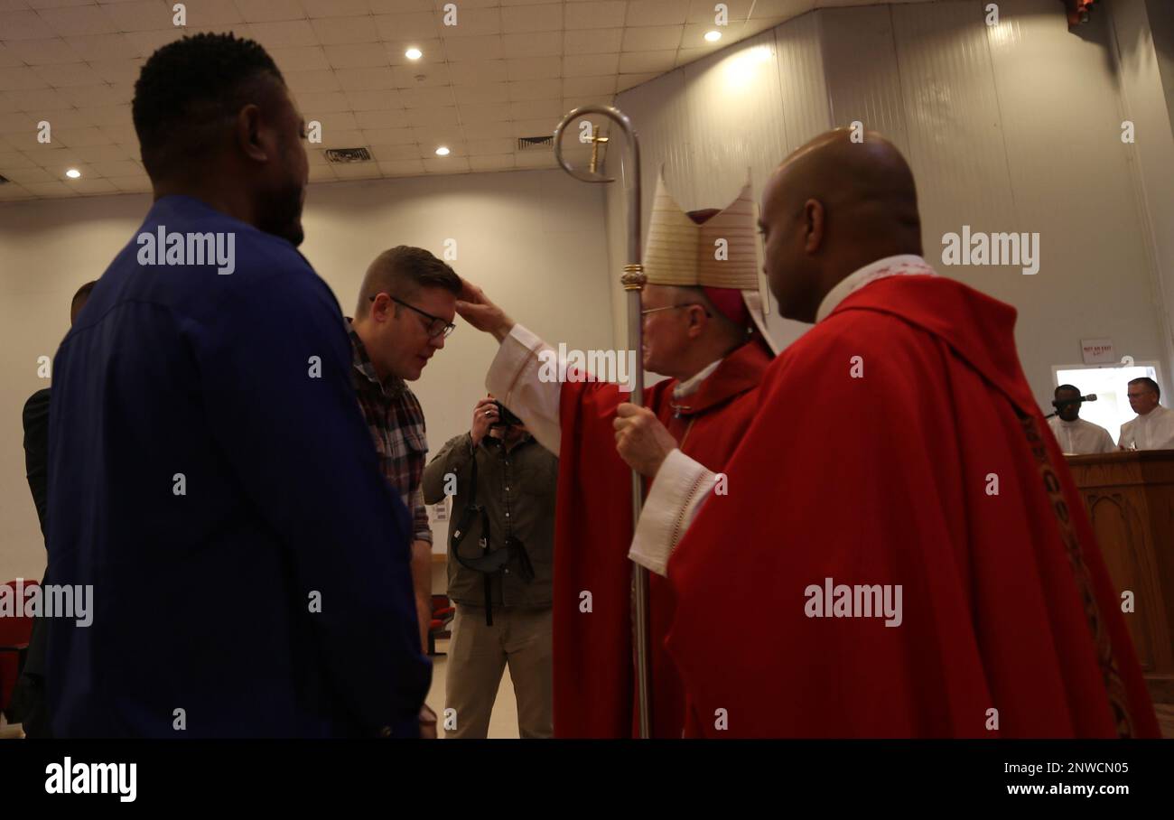 Travis Belobrajeic, comandante, quartier generale e quartier generale della compagnia, 10th Field Hospital, è unto con olio dall'arcivescovo cattolico romano Timothy P. Broglio, durante la sua conferma, Camp Arifjan, Kuwait, 29 gennaio, 2023. Broglio, dell Arcidiocesi per i servizi militari, e presidente degli Stati Uniti La Conferenza Episcopale cattolica sta conducendo una visita in Kuwait e un incontro con i militari di tutto il paese. Foto Stock