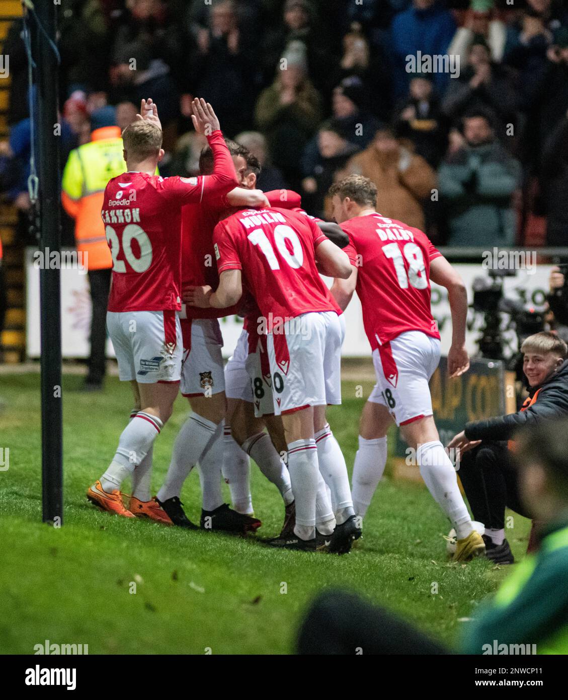 Wrexham, Wrexham County Borough, Galles. 28th febbraio 2023. La squadra di Wrexham celebra il #38 Elliot Lee Goal, durante il Wrexham Association Football Club V Chesterfield Football Club all'ippodromo, nella Vanarama National League. (Credit Image: ©Cody Froggatt/Alamy Live News) Foto Stock