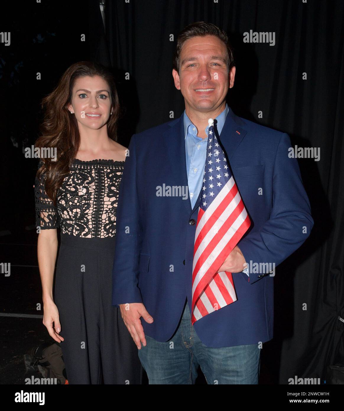 BOCA RATON, FL - 04 NOVEMBRE: (COPERTURA ESCLUSIVA) Ron DeSantis, e sua moglie Casey DeSantis insieme al procuratore generale Pam Bondi posano sul palco con la bandiera americana a Boca Raton il 4 novembre 2018 a Boca Raton, Florida. Persone: Ron DeSantis, Casey DeSantis credito: Hoo-me / MediaPunch Foto Stock