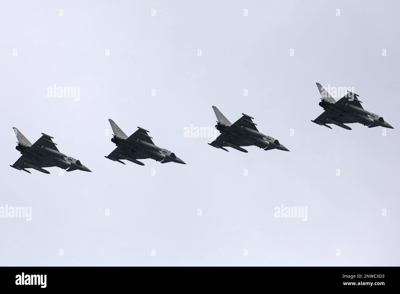 Un volo di quattro combattenti di Typhoon dell'Eurofighter dell'aeronautica reale del volo numero 1435 basati nelle isole di Falkland. Foto Stock