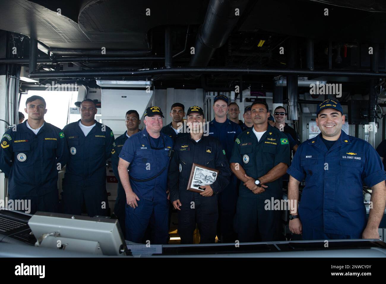 I membri dell'equipaggio USCGC Stone (WMSL 758) e il personale della Marina del Brasile si pongono per una foto di gruppo durante un esercizio combinato e uno scambio di informazioni nell'Oceano Atlantico Meridionale, 29 gennaio 2023. Stone è su un dispiegamento programmato di più missioni nell'Oceano Atlantico meridionale per contrastare le attività marittime illecite e rafforzare le relazioni per la sovranità marittima in tutta la regione. Foto Stock