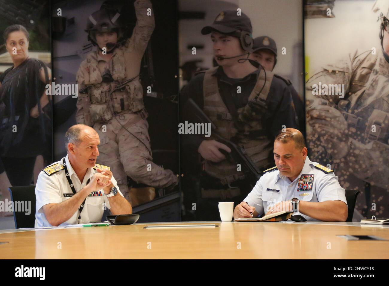 STATI UNITI Andrew Tiongson, comandante Pacific Area, (a destra), ha discusso con il Commodore Garin Golding, comandante della componente marittima, Royal New Zealand Navy a Wellington, Nuova Zelanda, 10 febbraio 2023. I leader hanno discusso le Best practice, le partnership strategiche e le modalità di collaborazione per migliorare un Indo-Pacific più libero e aperto. Foto Stock