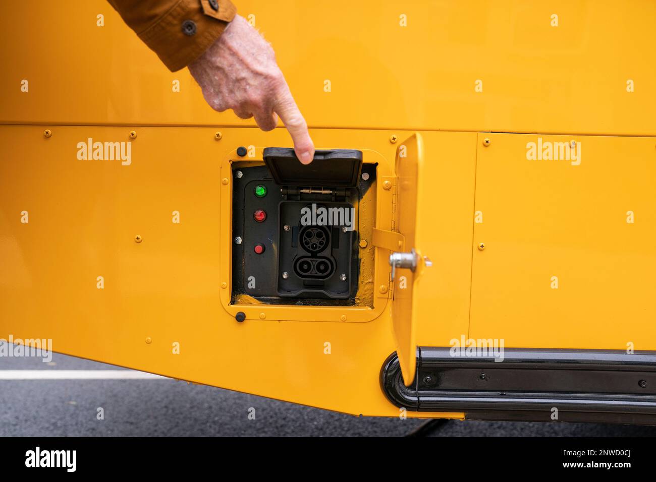 Il porto di ricarica di un nuovo autobus della scuola elettrica presso la John Lewis Elementary School di Washington, DC il 26 ottobre 2022. L'amministrazione Biden concederà $1 miliardi di dollari ai distretti scolastici per l'acquisto di autobus elettrici. Credit: Sarah Silbiger/CNP /MediaPunch Foto Stock