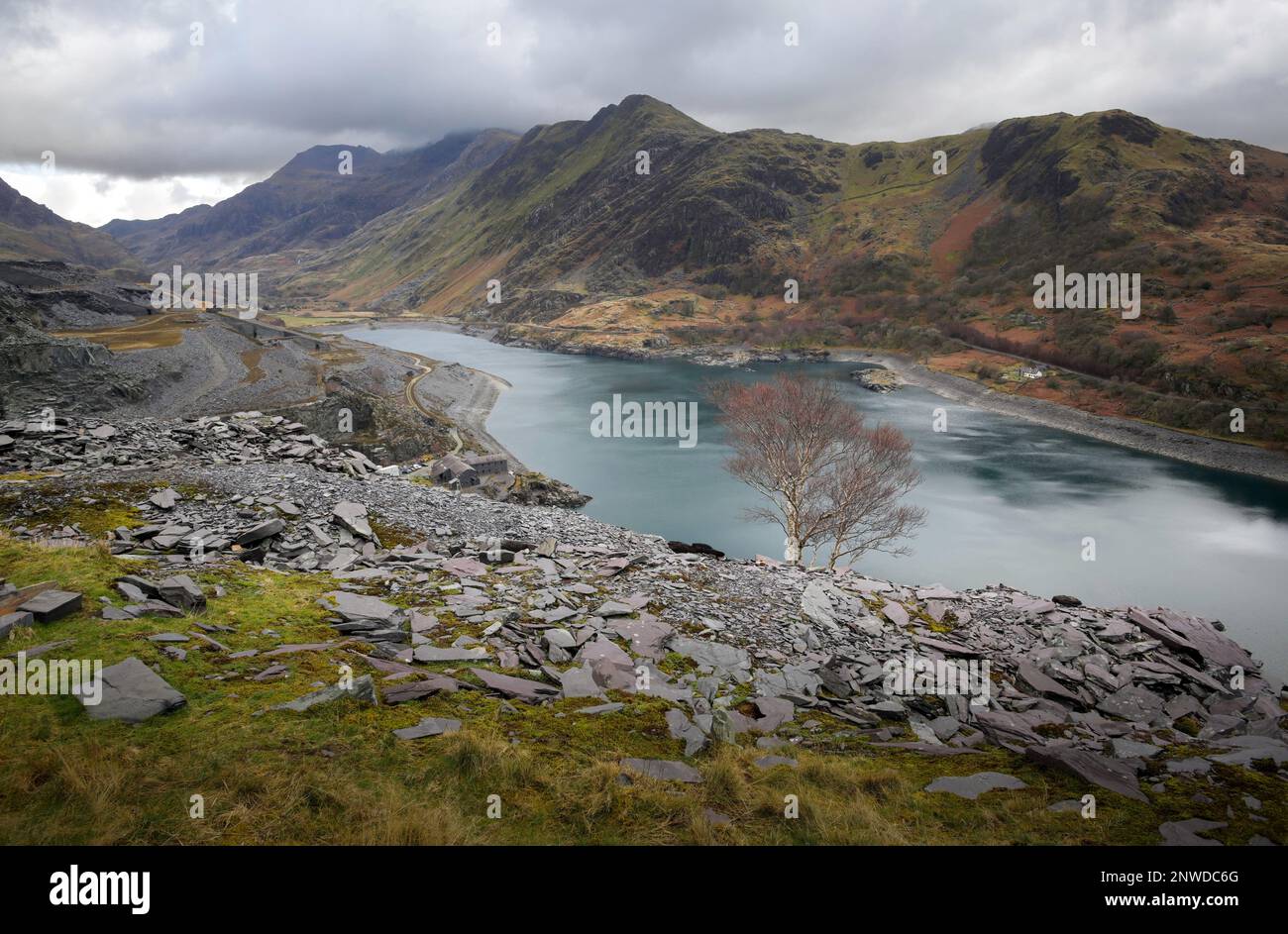La vista del lago Llyn Peris dall'alto nelle cave di ardesia vicino a Llanberis, Galles del Nord UK Foto Stock