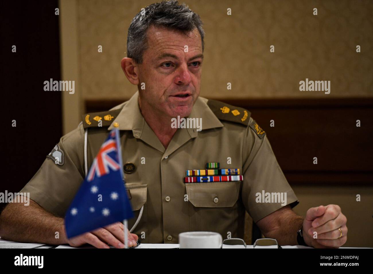 Nick Floyd, comandante dell'Australian Army Peace Operations Training Centre, stabilisce una conversazione in corso con i paesi che collaborano durante la riunione annuale del Peacekeeping Operations Coordination Board – Technical Working Group (PKOCB-TWG), a Honolulu, Hawaii, 07 febbraio 2023. Il PKOCB-TWG condivide le informazioni IOT scomporre, cooperare, coordinare o sincronizzare gli sforzi tra i membri che conducono attività di sviluppo di capacità/capacità a sostegno degli stati che contribuiscono al mantenimento della pace nella regione dell'Indo-Pacifico. Foto Stock