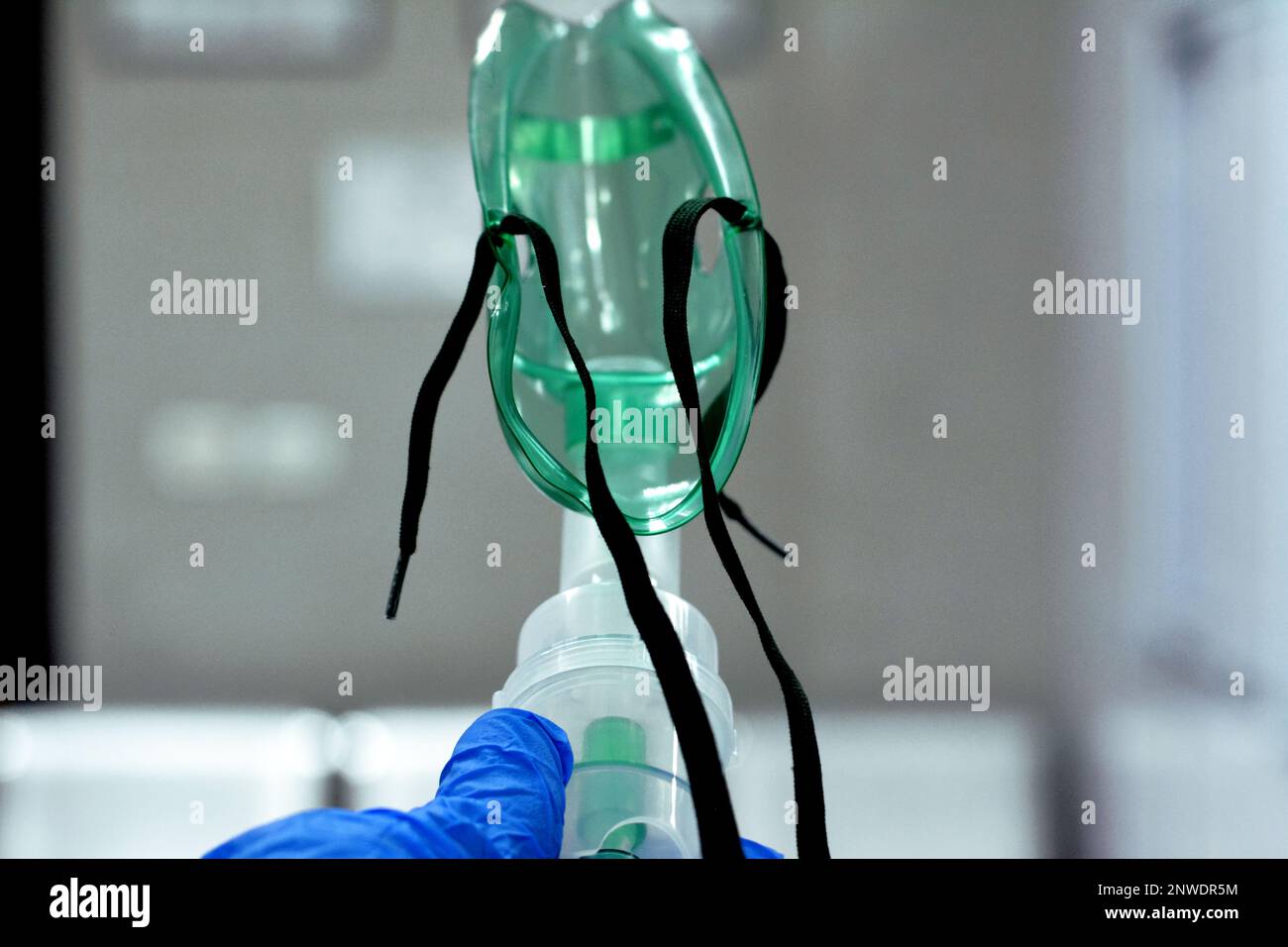 Un nebulizzatore o maschera nebulizzatore che è collegato a una bombola di ossigeno o a un dispositivo di somministrazione del farmaco utilizzato per somministrare un farmaco sotto forma di inalazione di nebbia Foto Stock