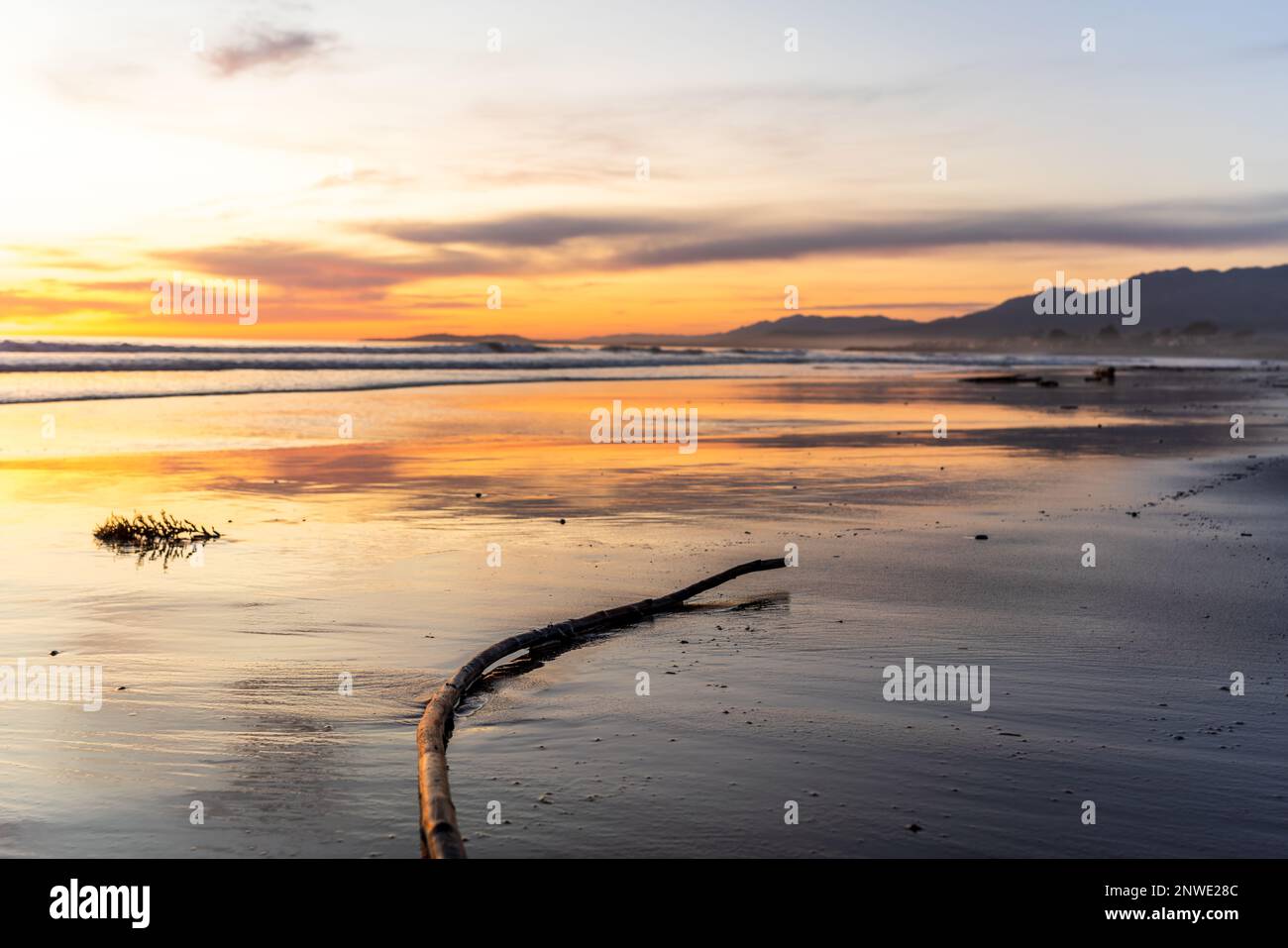 Tramonto magico sulla spiaggia statale di Carpinteria - California Foto Stock