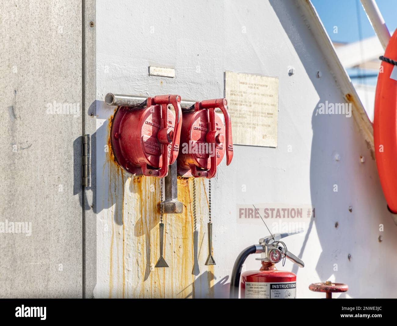 Immagine dettagliata di una stazione dei vigili del fuoco sul traghetto isola rifugio Foto Stock