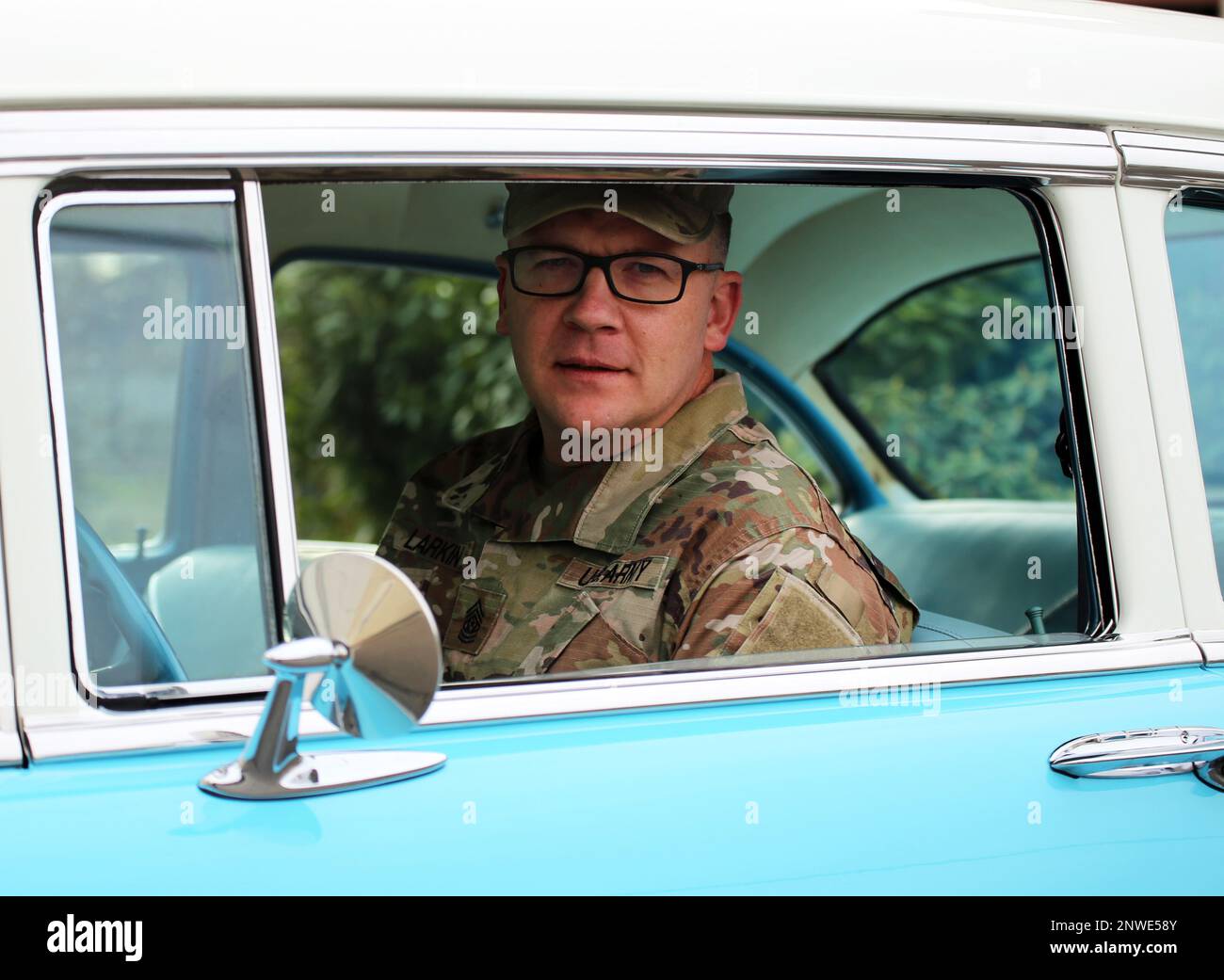 Il comando del maggiore Andrew Larkin posa con il suo cimelio di famiglia, un Chevy Bel-Air del 1956, amorevole indicato come 'ol' Blue' di fronte al Camp Murray Museum il 17 gennaio 2023. Foto Stock