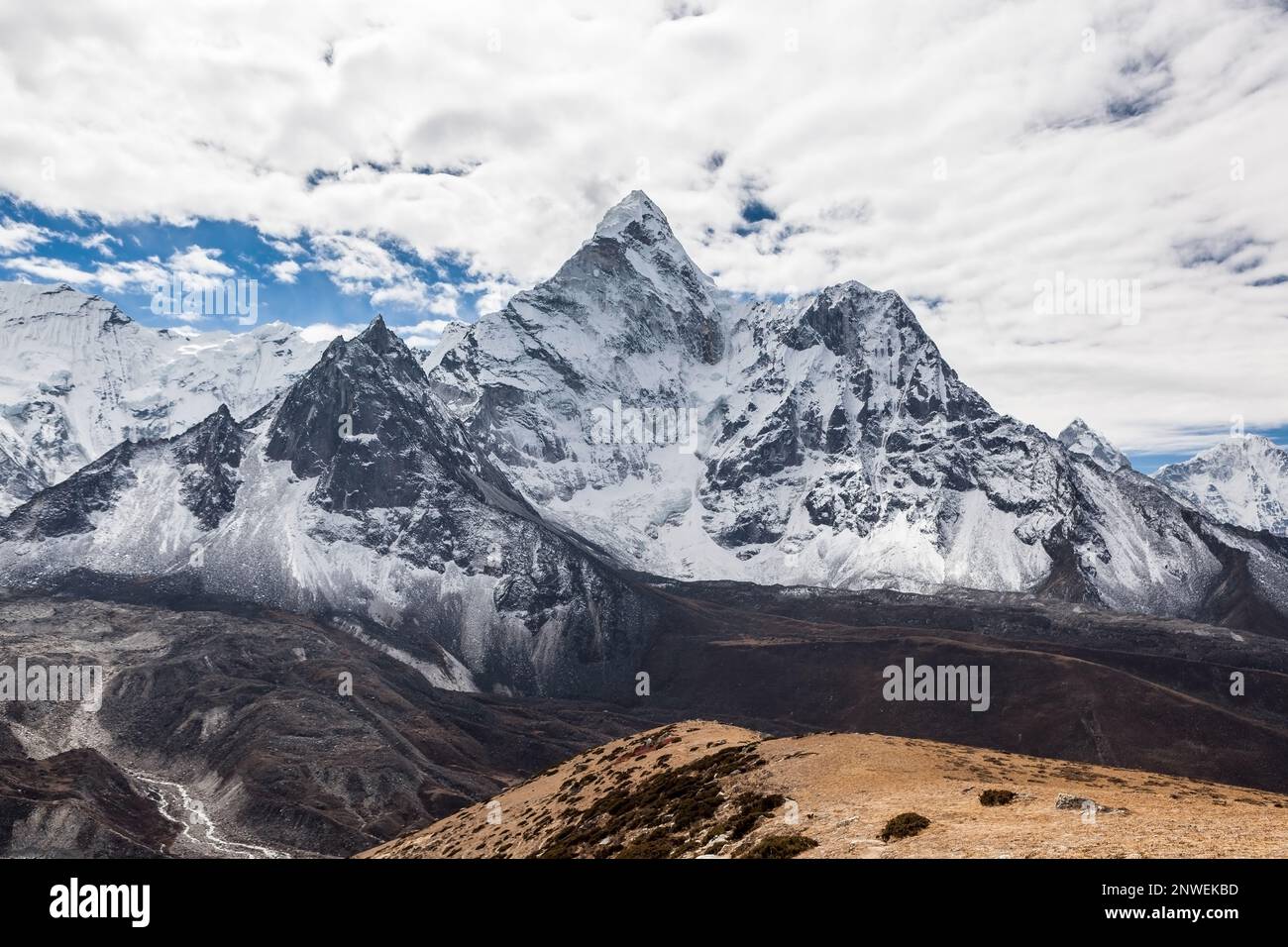 Splendida vista della cima della montagna ama Dablam sul famoso trekking del campo base dell'Everest nell'Himalaya, Nepal. Vetta innevata in una giornata nuvolosa. Foto Stock
