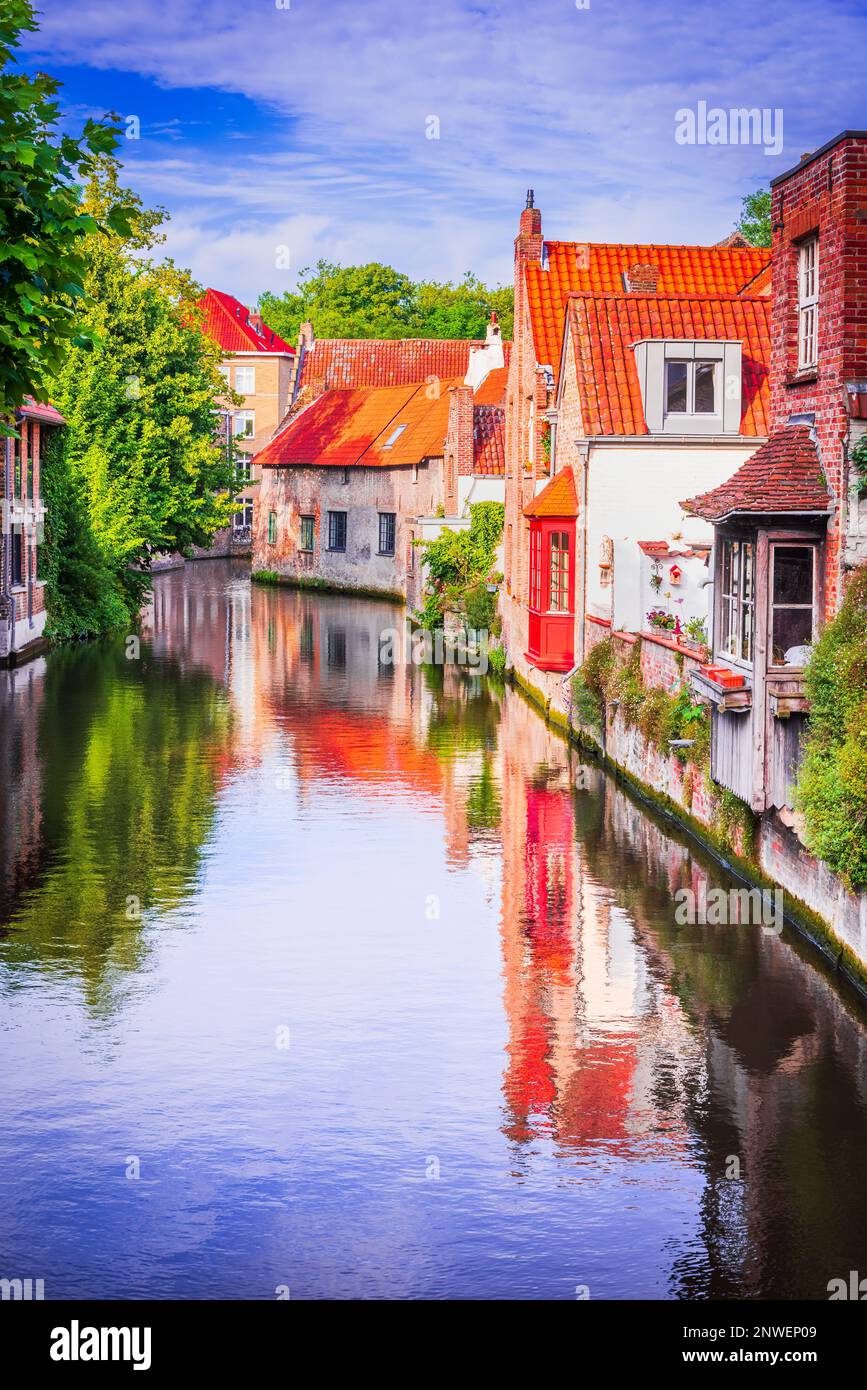 Bruges, Belgio. Case pittoresche che si riflettono su tranquilli canali d'acqua, da cui deriva il soprannome di "Venezia del Nord". Questa città medievale fiamminga è Foto Stock