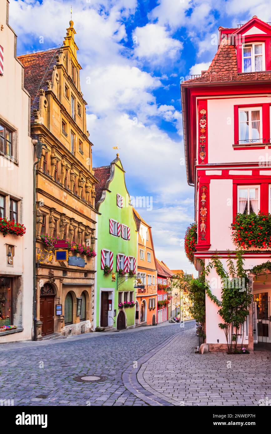 Rothenburg ob der Tauber, Germania. Via Schimedgasse e Marktplatz, centro storico di Rothenburg. Affascinante città sulla strada Romantica, Baviera viuviana Foto Stock