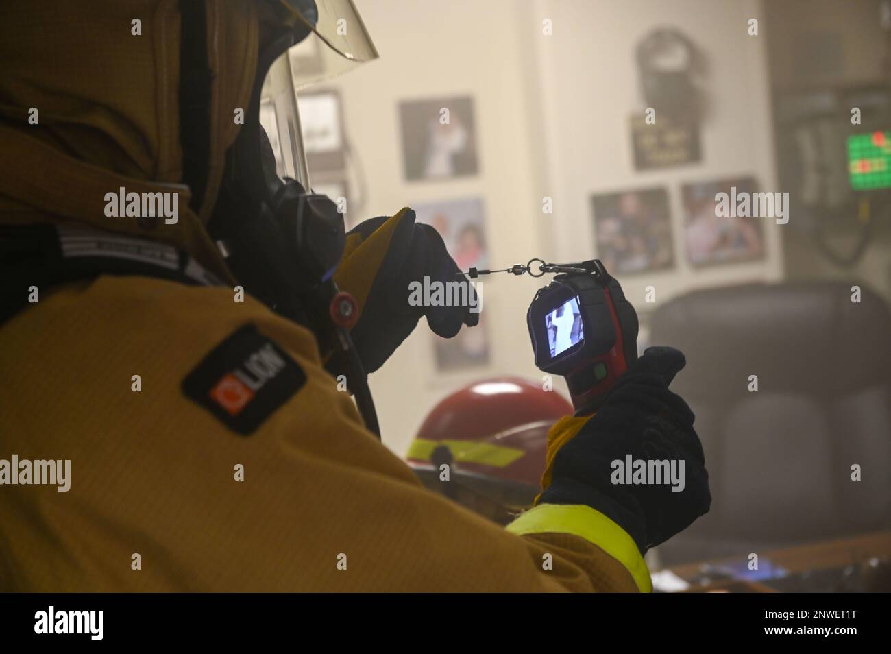 STATI UNITI Guardia costiera Petty Officer 2nd Classe Jeremiah Johnson, un compagno di armi assegnato a USCGC Stone (WMSL 758), gestisce una termocamera durante una perforazione nell'Oceano Atlantico meridionale, il 6 febbraio 2023. Stone è su un dispiegamento programmato di più missioni nell'Oceano Atlantico meridionale per contrastare le attività marittime illecite e rafforzare le relazioni per la sovranità marittima in tutta la regione. Foto Stock