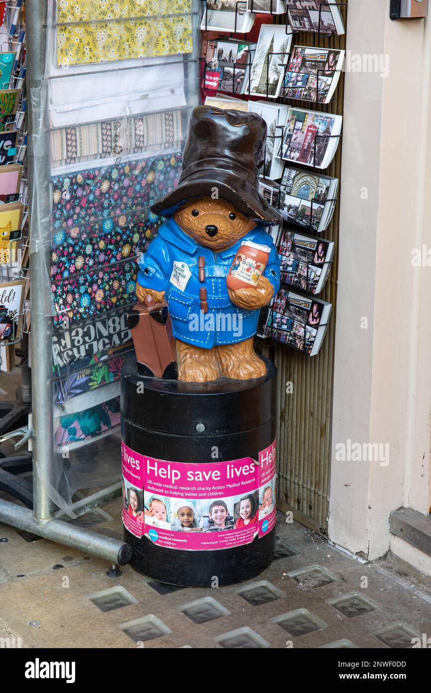 Paddington Bear scatola di raccolta di denaro di Action Medical Research for Children di fronte a un negozio turistico nel quartiere di Notting Hill di Londra, Inghilterra Foto Stock