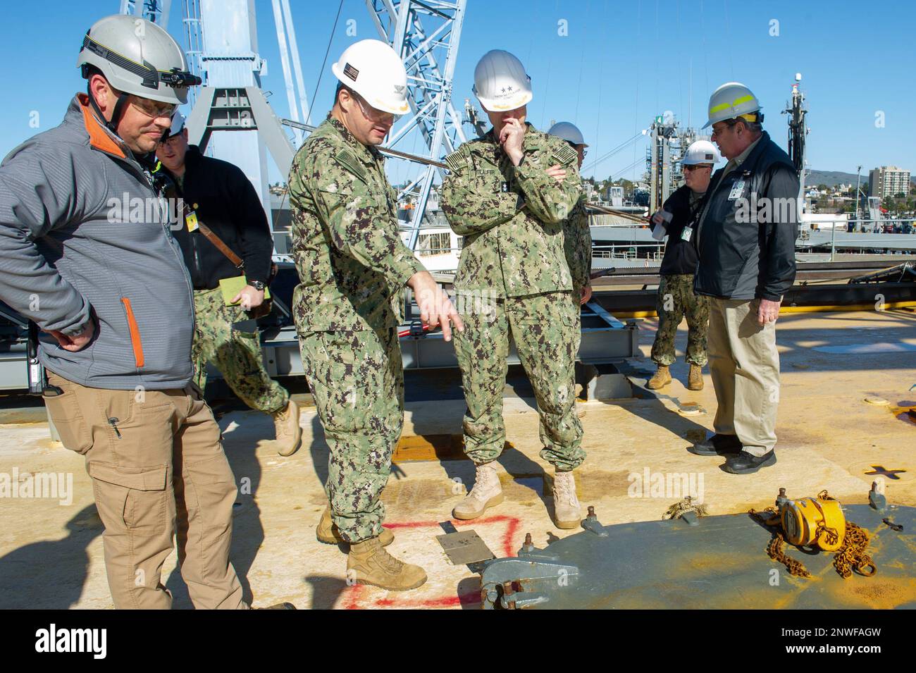 VALLEJO, California (17 2023 gennaio) – il capitano John Frye, comandante dell'Emory S Land-class Submarine tender USS Frank Cable (COME 40), discute la manutenzione della nave con l'ADM posteriore Michael Wettlaufer, comandante, comando militare di Sealift, al cantiere navale di Mare Island a Vallejo, California, 17 gennaio 2023. Frank Cable sta attualmente effettuando un periodo di manutenzione in cantiere. Foto Stock