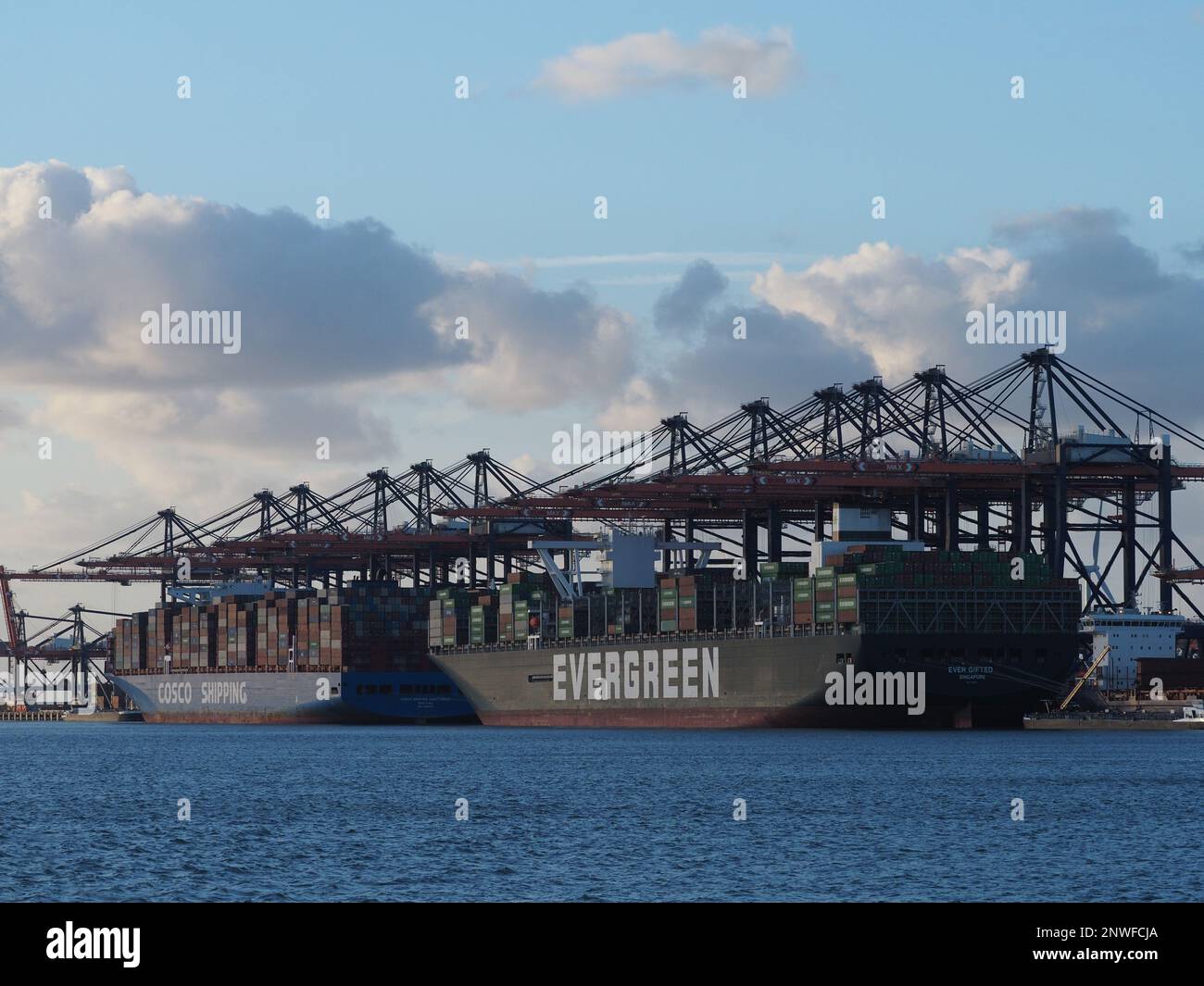 Due navi attualmente nella top-10 navi container più grandi, ciascuna buona per circa 20,000 contenitori di spedizione di dimensioni normali, ormeggiate accanto a ea Foto Stock