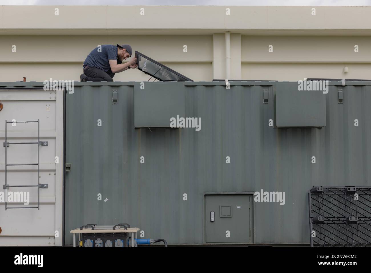 Henry Sullivan, Senior Director of Education and training Logistics with Building Momentum, ha istituito un laboratorio mobile durante il campo di avvio dell'innovazione a Camp Hansen, Okinawa, Giappone, 7 febbraio 2023. I dipendenti di IBC hanno insegnato a Marines competenze quali saldatura, stampa 3D, codifica e programmazione per creare prodotti innovativi per il corpo marino e testare le capacità di pensiero critico di Marines. Foto Stock