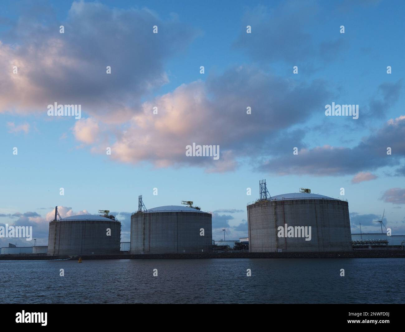 Il terminale di gas naturale liquido GNL nel porto di rotterdam, nei Paesi Bassi, è ora essenzialmente l'unico modo in cui i Paesi Bassi possono importare gas durante l'ene Foto Stock