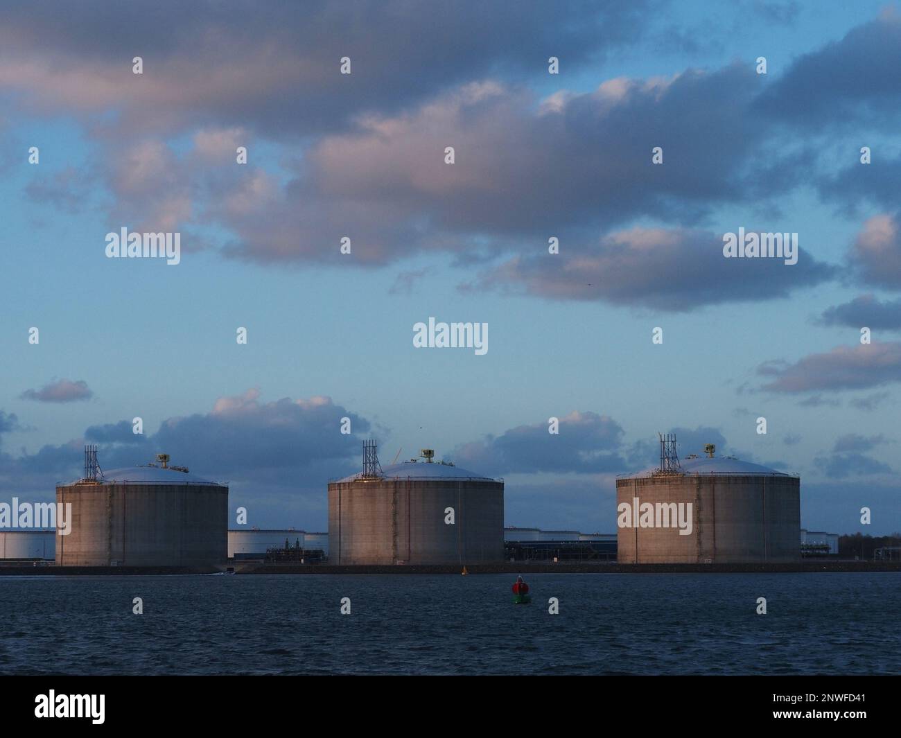 Il terminale di gas naturale liquido GNL nel porto di rotterdam, nei Paesi Bassi, è ora essenzialmente l'unico modo in cui i Paesi Bassi possono importare gas durante l'ene Foto Stock