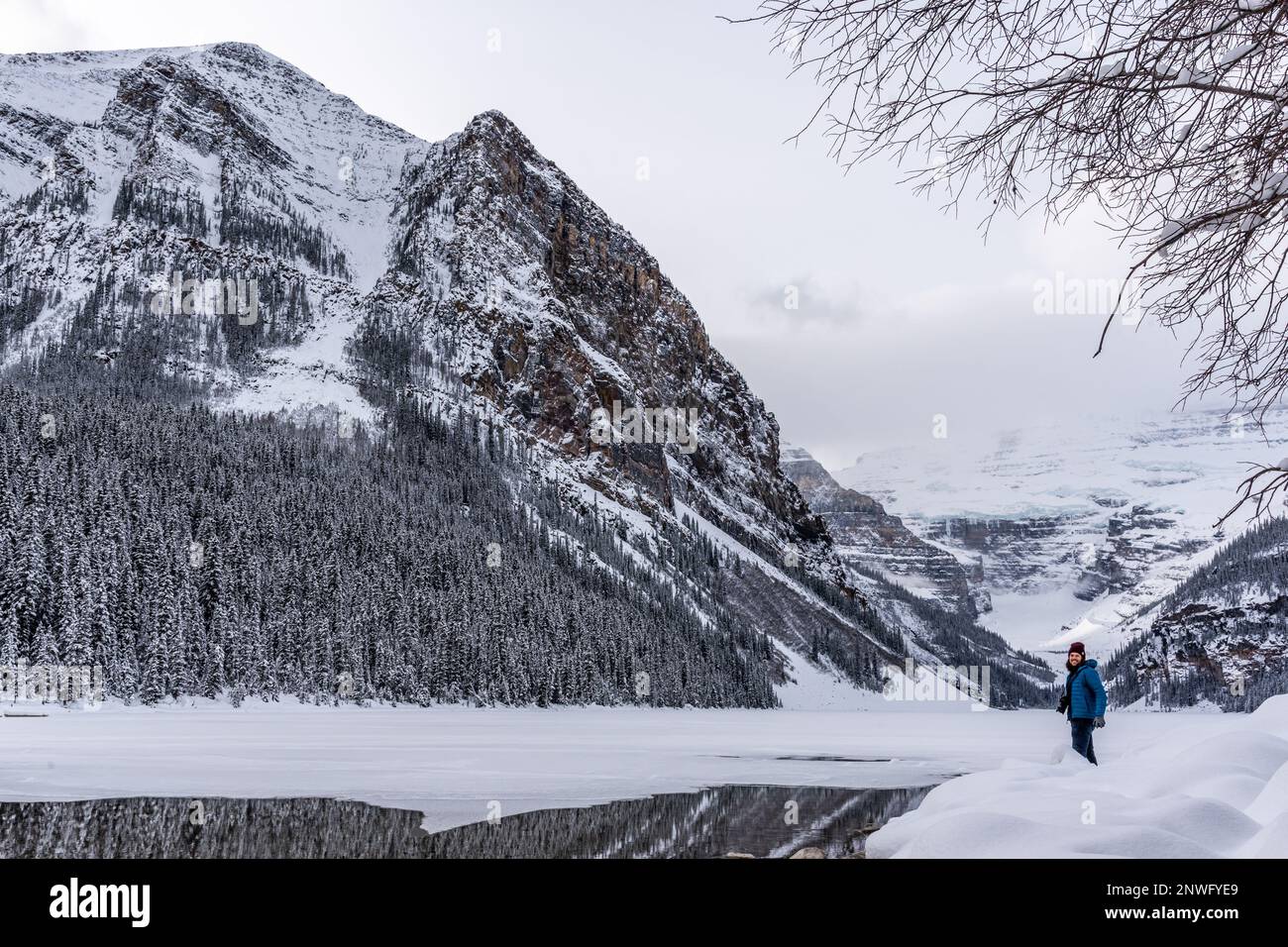 Turismo scattare foto nella stagione invernale al lago Louise, Alberta, Canada, nelle Montagne Rocciose canadesi. Foto Stock