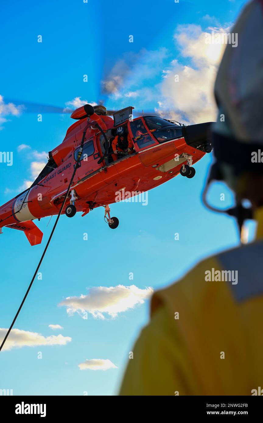 L'equipaggio di USCGC Stone (WMSL 758) conduce un'evoluzione del rifornimento in volo in elicottero nell'Oceano Atlantico 14 gennaio 2023. Stone è la nona taglierina di sicurezza nazionale di classe Legend nella flotta della Guardia Costiera e attualmente homports a Charleston, South Carolina. Foto Stock