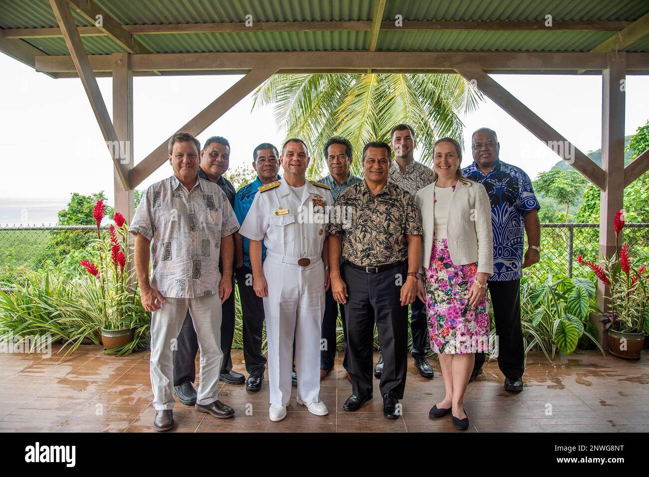 POHNPEI, Stati Federati di Micronesia (17 febbraio 2023) - posteriore ADM. Benjamin Nicholson, comandante della Joint Region Marianas e Stati Uniti Ufficiale militare indoPacifico per Guam, Commonwealth delle Isole Marianne Settentrionali, Stati Federati di Micronesia (FSM) e Repubblica di Palau, si riunisce per una foto con il Vice Presidente della FSM Aren Palik, Stati Uniti Ambasciata Kolonia Chargé d’Affaires Alissa Bibb, e leadership da tutto il FSM. Durante l'incontro, i leader hanno discusso l'importanza della partnership nella regione e dei piani e progetti futuri per mantenere un Indo-Pacific libero e aperto. Foto Stock