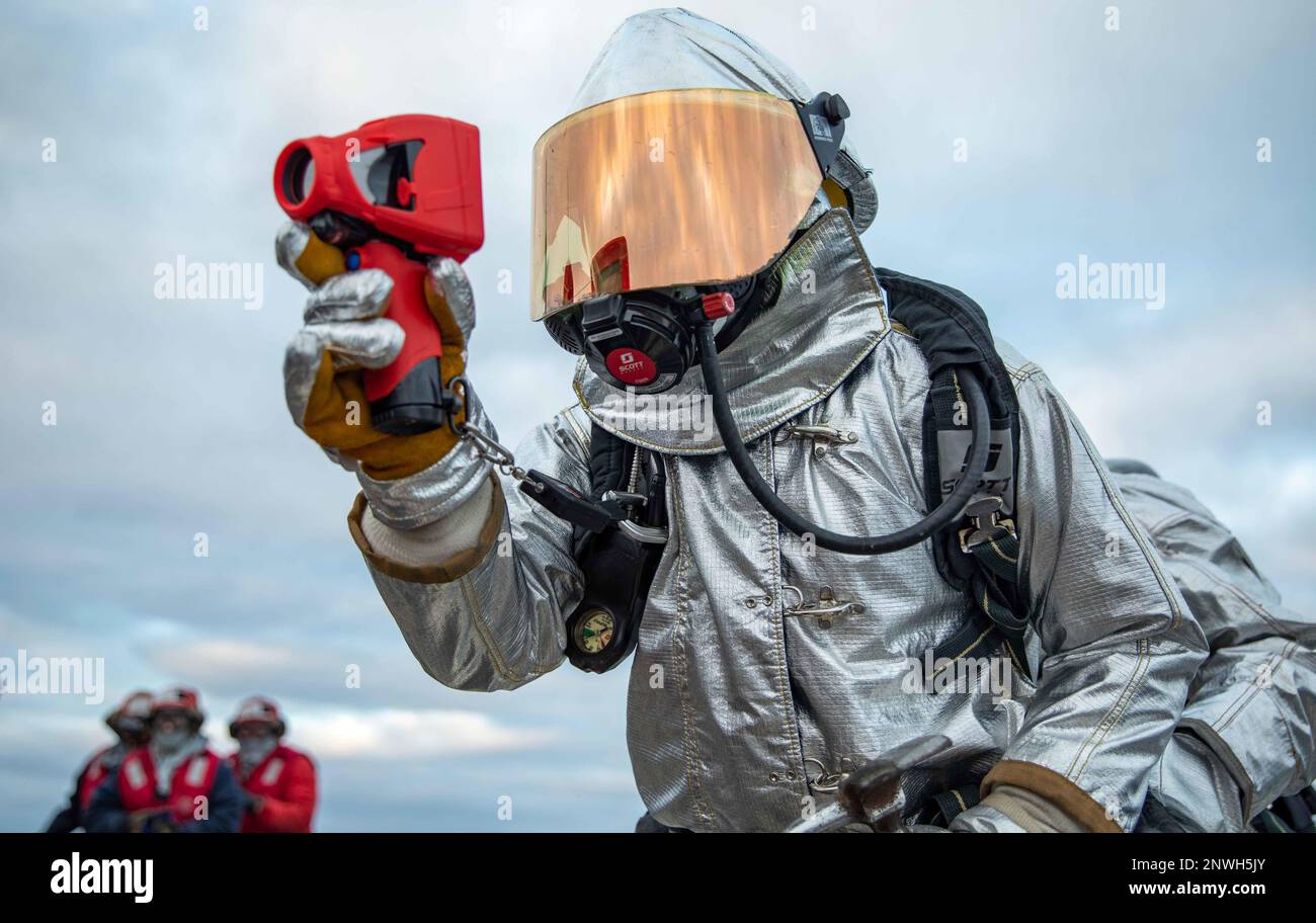 OCEANO ATLANTICO (2 febbraio 2023) danni Controlman 2nd Classe Jakob Lopez simula il controllo di hotspot utilizzando una termocamera antincendio della Marina (NFTI) durante un'esercitazione antincendio sul ponte di volo a bordo del cacciatorpediniere missilistico guidato della classe Burke Arleigh USS Roosevelt (DDG 80), 2 febbraio 2023. Roosevelt è in fase di implementazione pianificata negli Stati Uniti Naval Forces Europe area of Operations, impiegato dagli Stati Uniti Sesta flotta per difendere gli interessi degli Stati Uniti, alleati e partner. Foto Stock