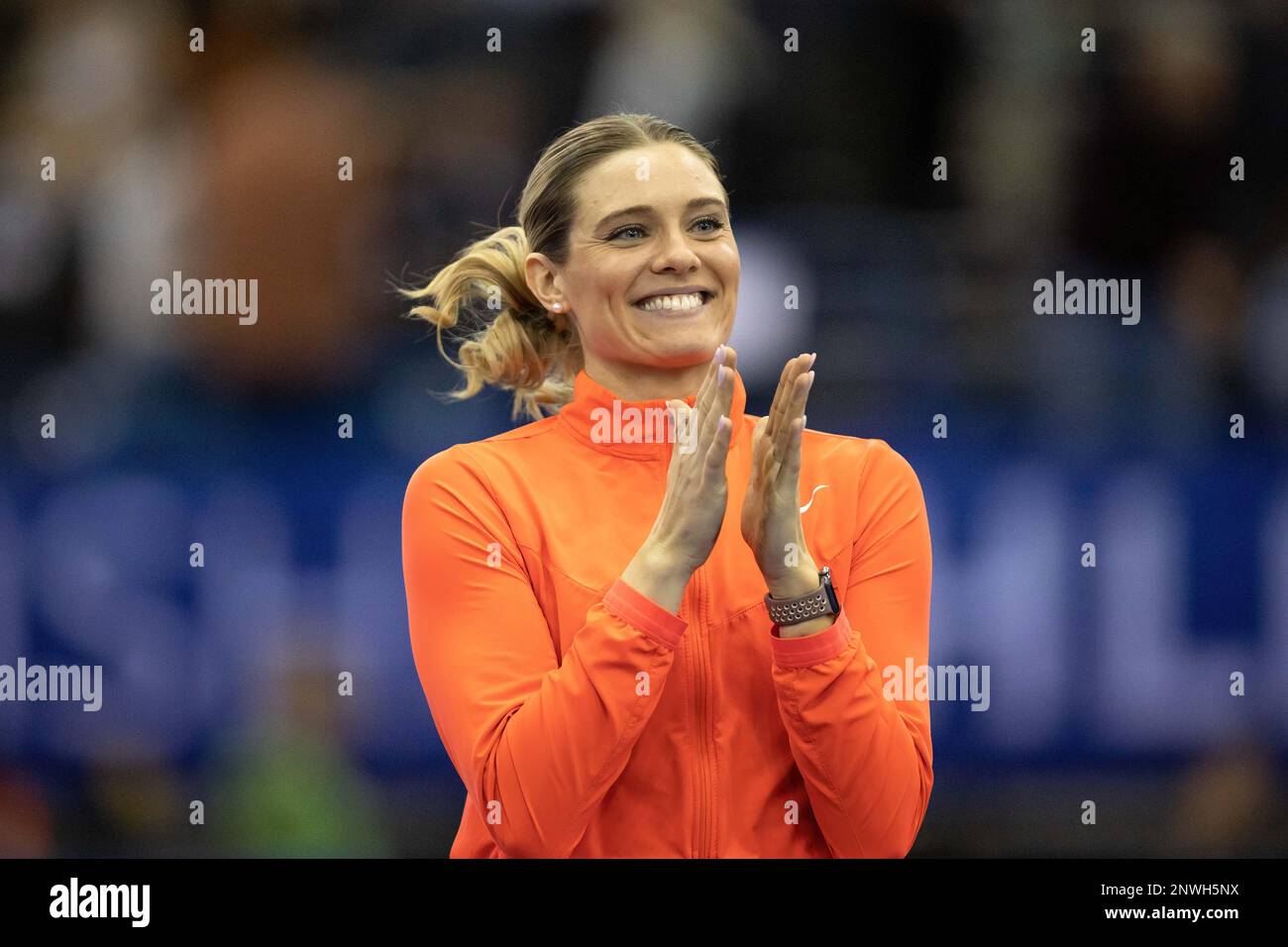 Alysha Newman (CAN) alla presentazione del trofeo dopo aver vinto la Women's Pole Vault durante la finale del Birmingham World Indoor Tour alla Utilita Arena di Birmingham sabato 25th febbraio 2023. (Foto: Pat Scaasi | NOTIZIE MI) Credit: NOTIZIE MI & Sport /Alamy Live News Foto Stock