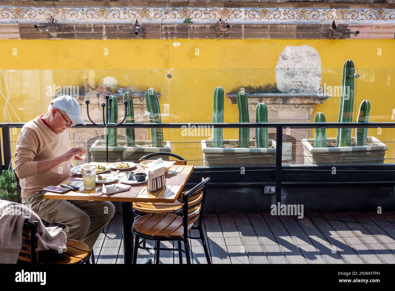 San Miguel de Allende Guanajuato Messico, Historico Centro storico zona Centro, El Pegaso, terrazza sul tetto, uomo uomo maschio, adulti, resid Foto Stock