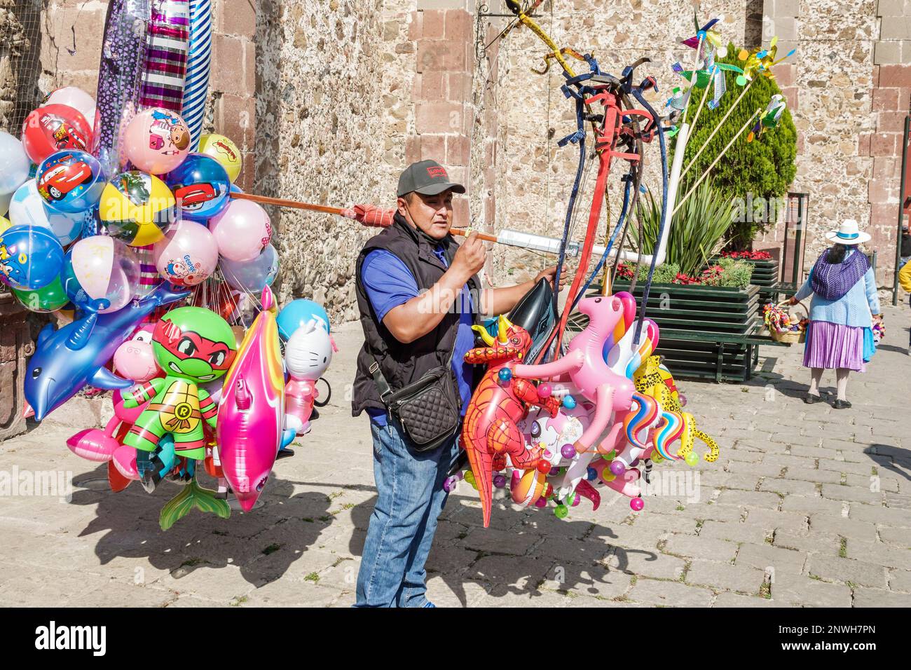 San Miguel de Allende Guanajuato Messico, Historico Centro storico zona Centro, palloncini fornitore, uomo uomini maschio, adulti, residente Foto Stock