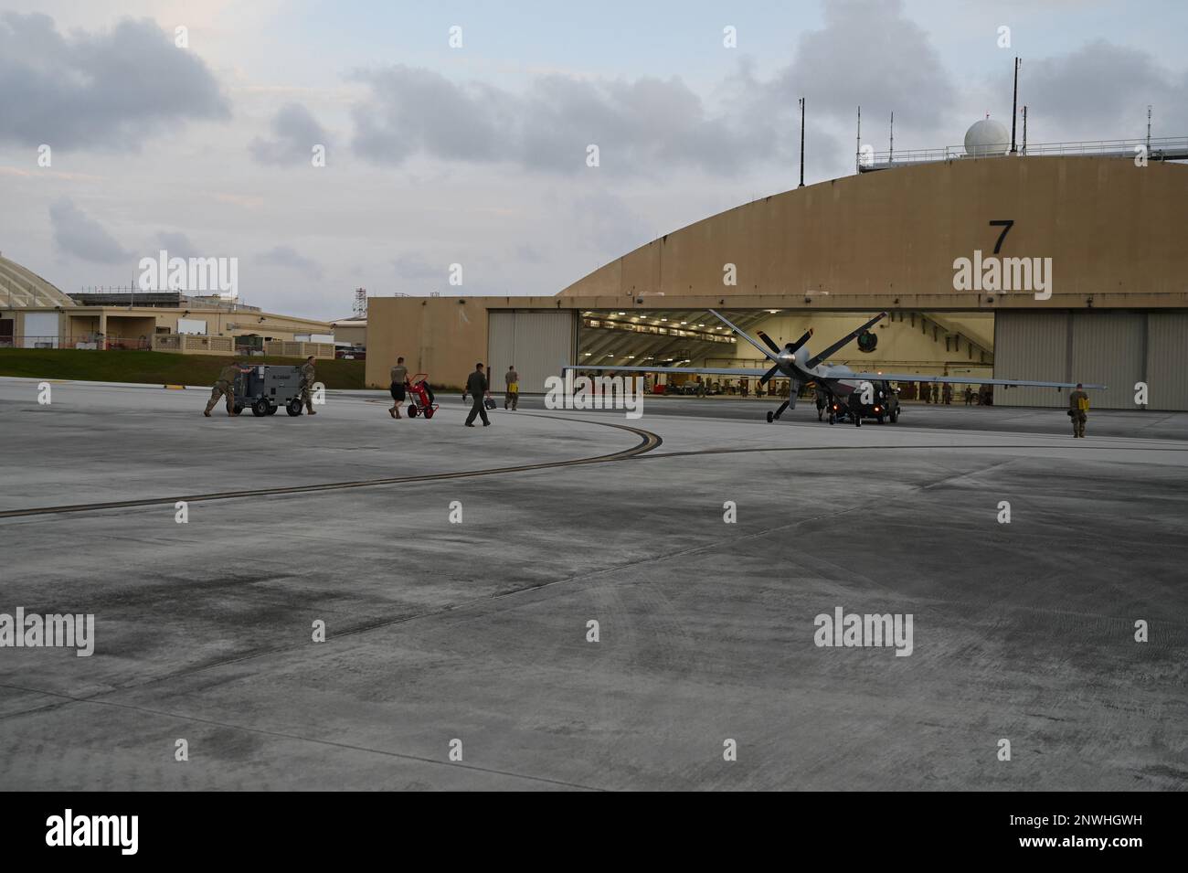STATI UNITI Air Force 119th Wing Aircraft maintainers traina un mq-9 Reaper ad un hangar durante Cope North alla base dell'aeronautica di Andersen, Guam, 12 febbraio 2023. Cope North è un esercizio annuale di formazione sul campo che consente a ciascuna nazione partner di affinare le abilità di preparazione vitali migliorando al contempo l'interoperabilità tra più aree di missione per includere superiorità aerea, interdizione, guerra elettronica, sollevamento aereo tattico e capacità di rifornimento aereo. Foto Stock