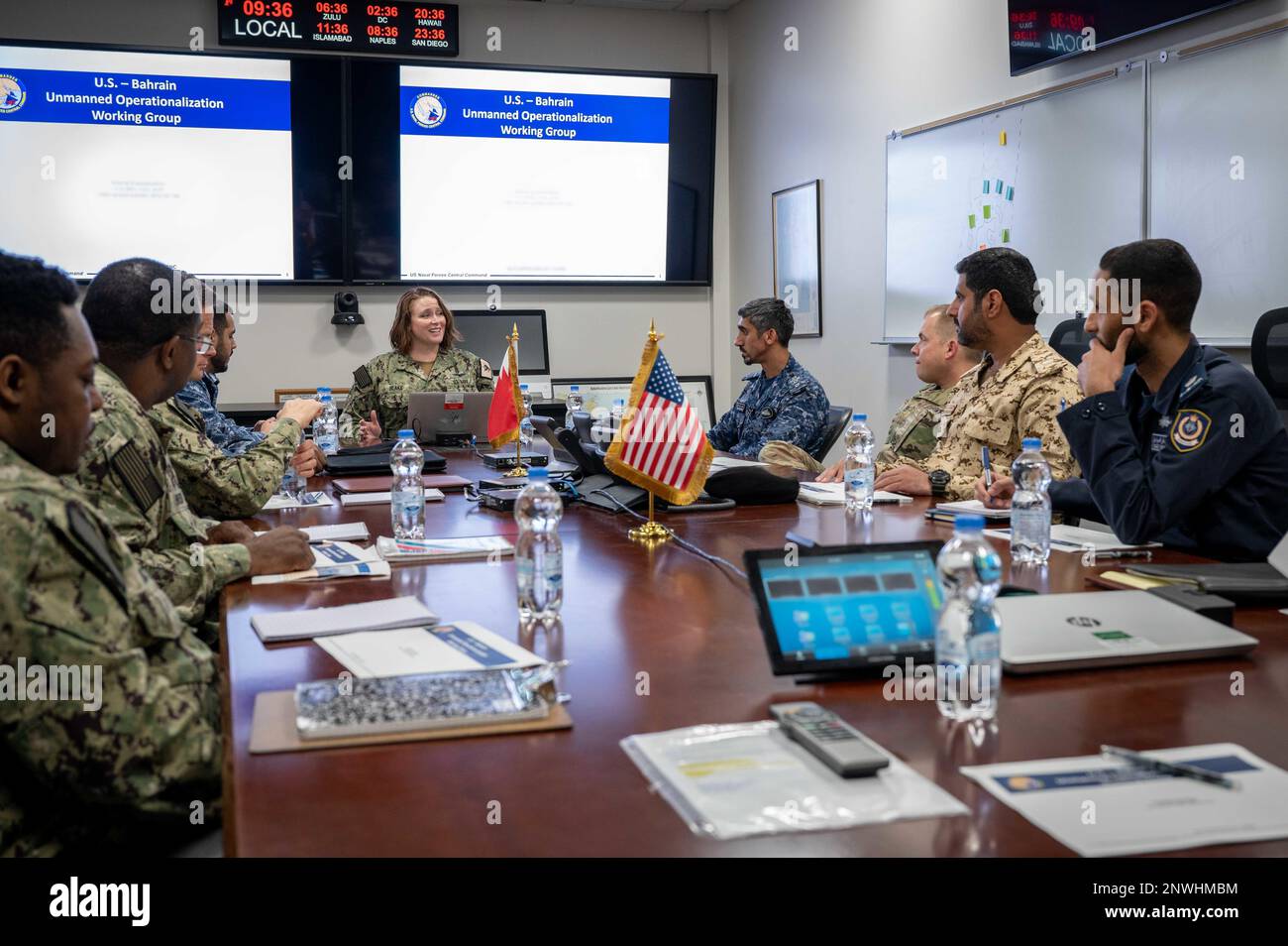 MANAMA, Bahrain (23 febbraio 2023) ufficiali degli Stati Uniti Navy, Bahrain Defense Force e Ministry of Interior si incontrano presso la sede centrale della flotta degli Stati Uniti 5th in Bahrain per pianificare gli sforzi combinati per l'utilizzo di navi di superficie senza equipaggio in acque regionali. Foto Stock